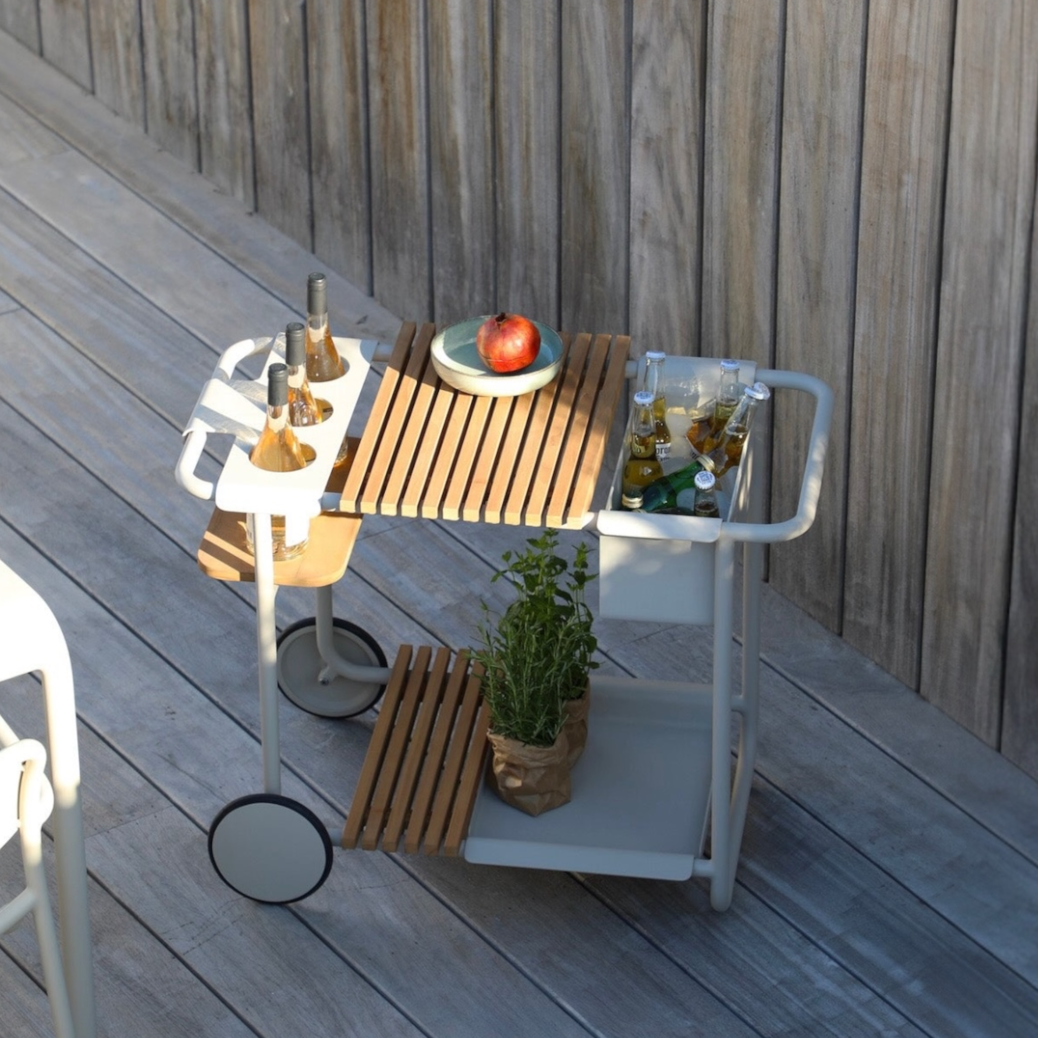 Desserte modulable Sunny beige en aluminium et bois aux lignes élégantes, design belge, plateau bois noble, bac.