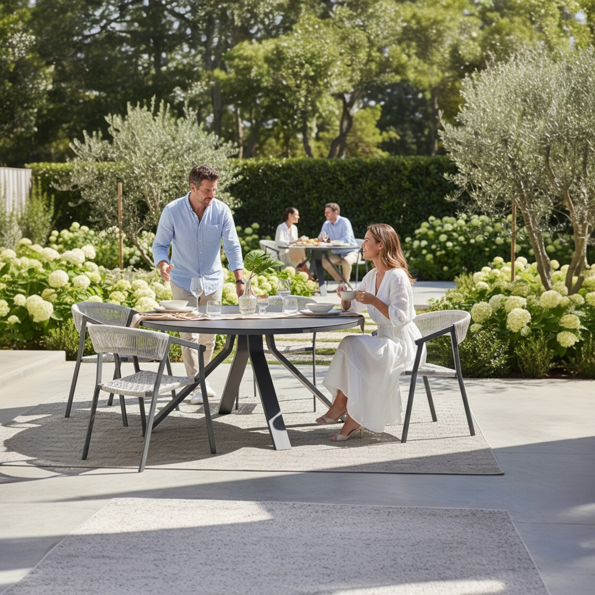 Table ronde en aluminium noir avec plateau en verre - MONDO
