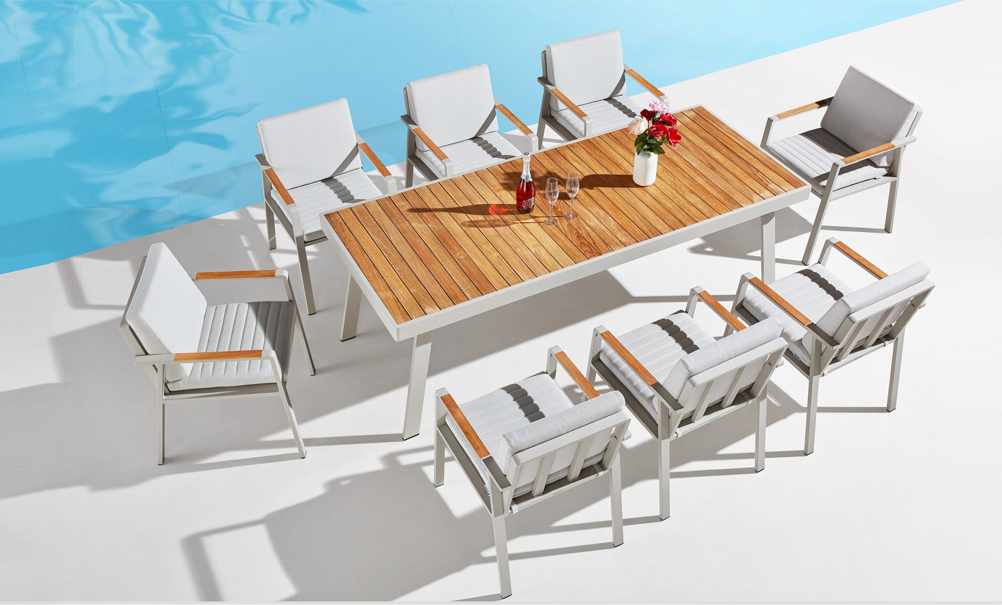 Ensemble repas 8 places avec structure en aluminium haut de gamme blanc mat et plateau en teck FSC aux lames fines, chaises.