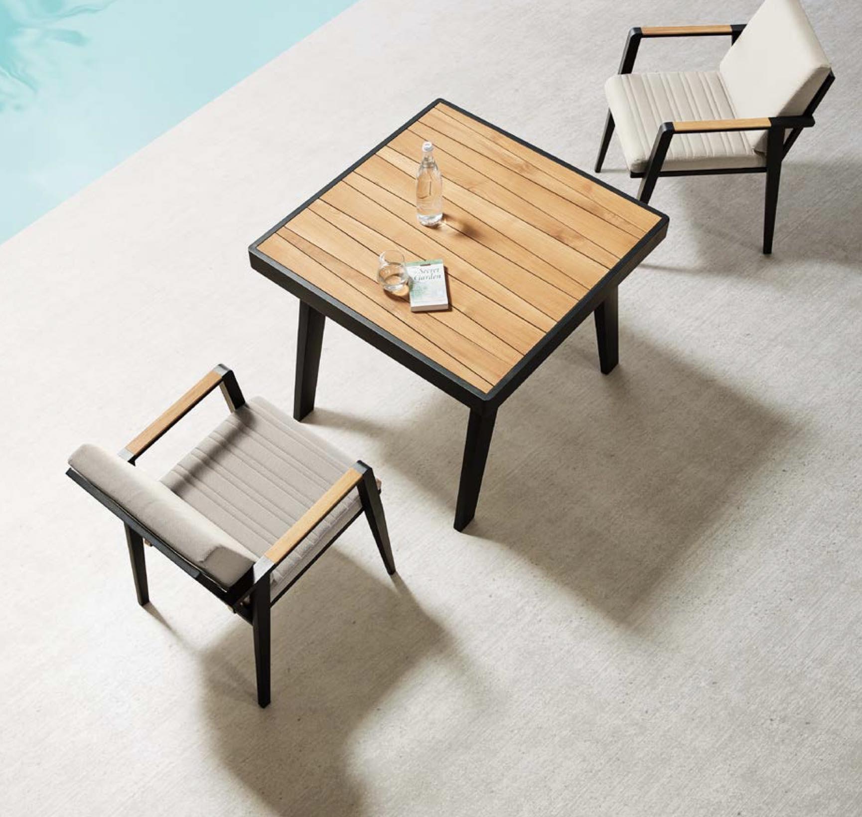 Ensemble repas 4 places avec table carrée en teck FSC et pieds en aluminium haut de gamme noir, chaises assorties avec.