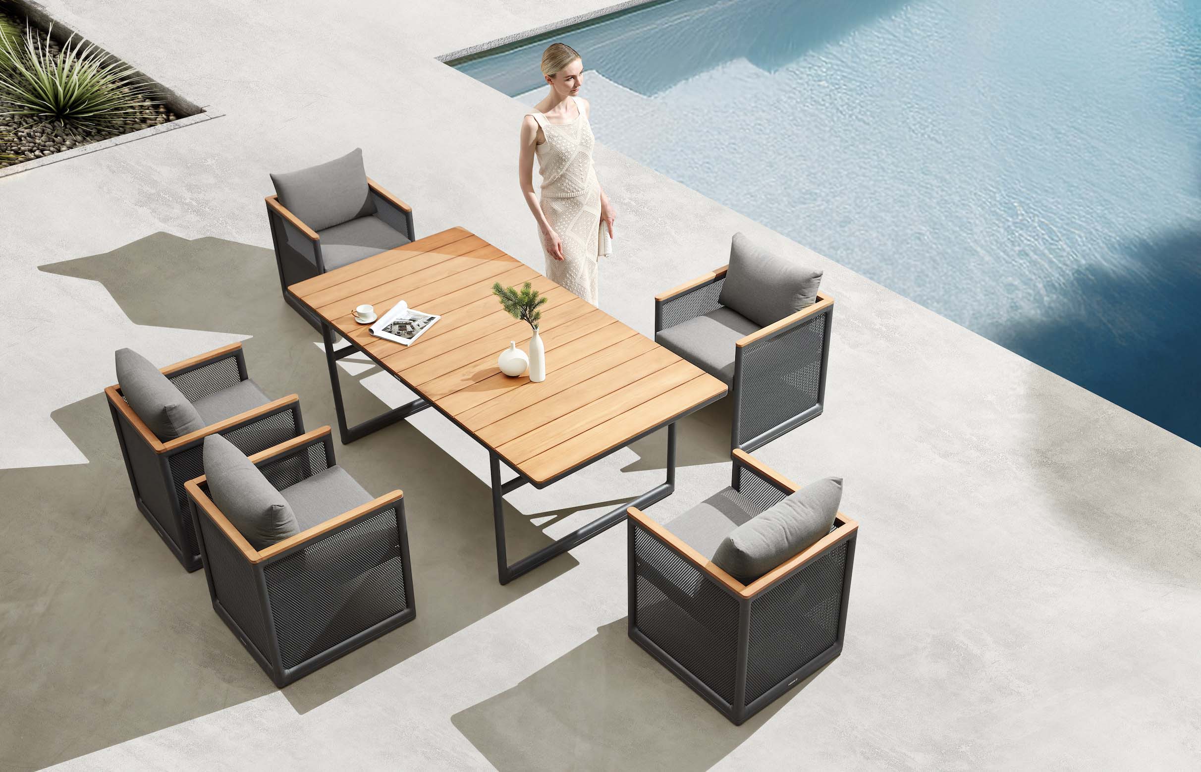 Ensemble repas extérieur 6 places en aluminium noir et plateau Teck FSC, fauteuils avec coussins gris, design italien haut.