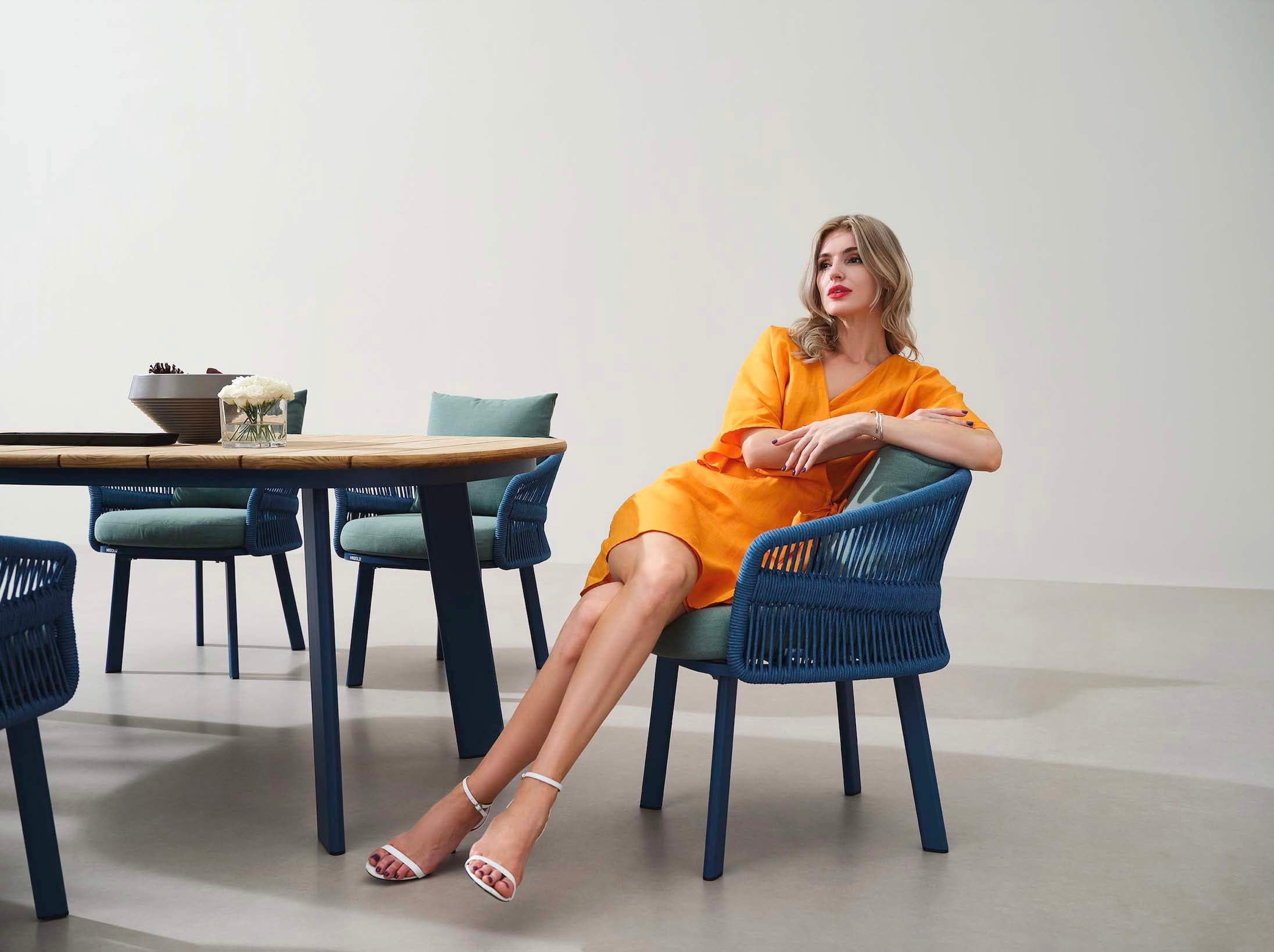 Ensemble repas 6 places luxueux avec table en teck FSC haut de gamme et chaises en aluminium bleu vivant à corde tressée. 