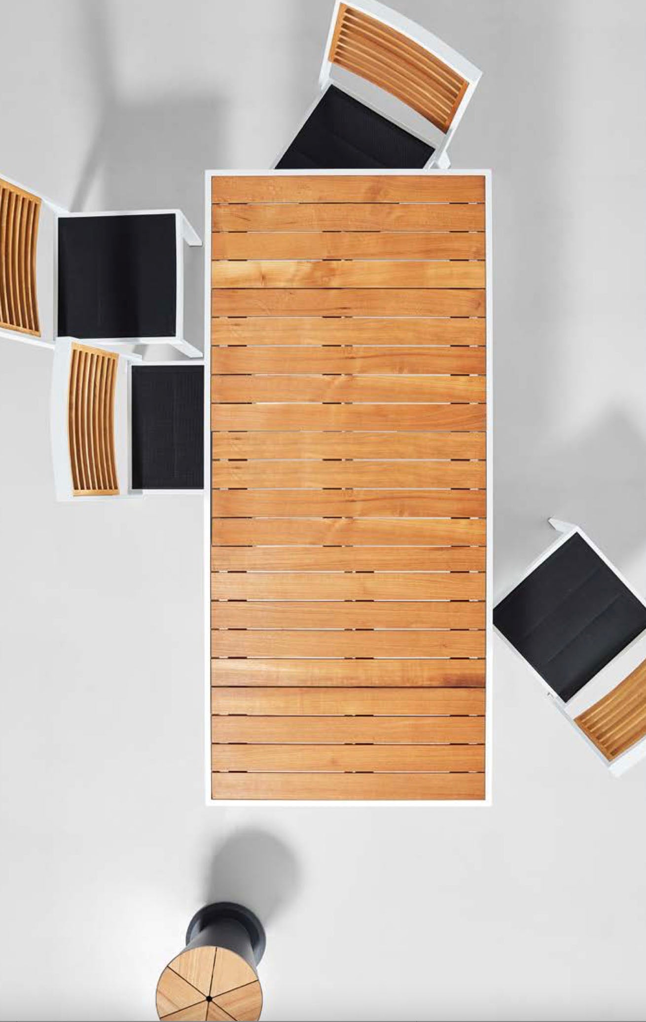 Table rectangulaire en teck FSC avec plateau lisse, quatre chaises empilables en aluminium inoxydable et teck, accoudoirs.