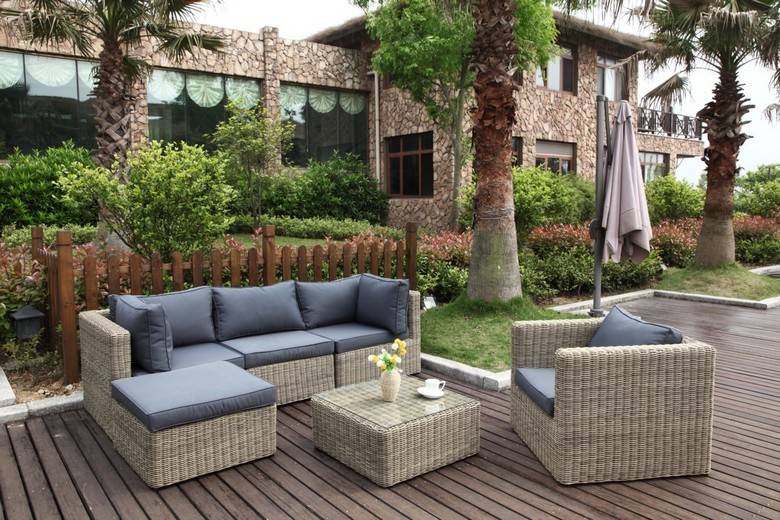 Ensemble en résine tressée beige avec coussin déhoussable gris déperlant, design rustique et élégant, ambiance.