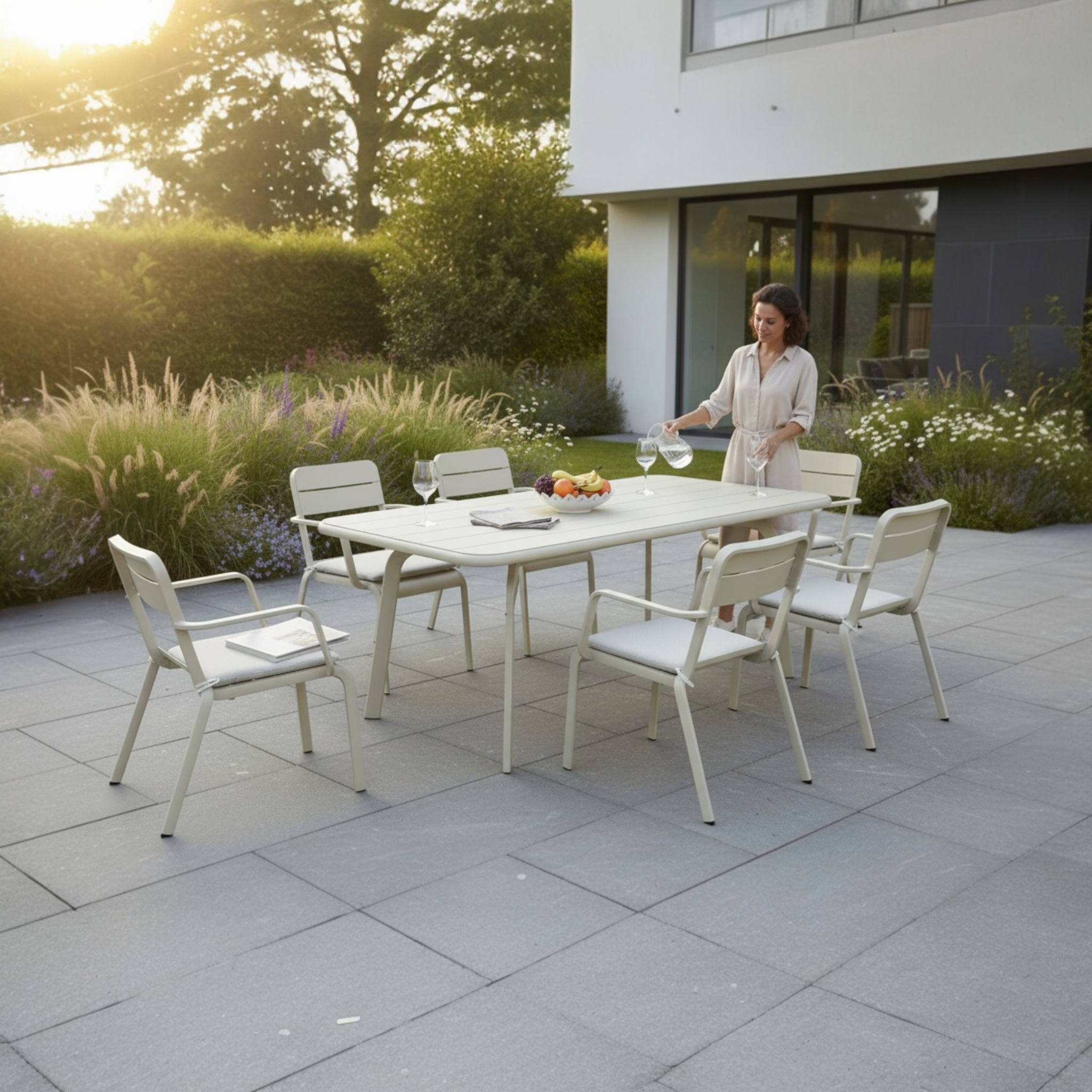 Ensemble repas extérieur JOY en aluminium haut de gamme beige avec peinture epoxy, table et six chaises empilables au design. 