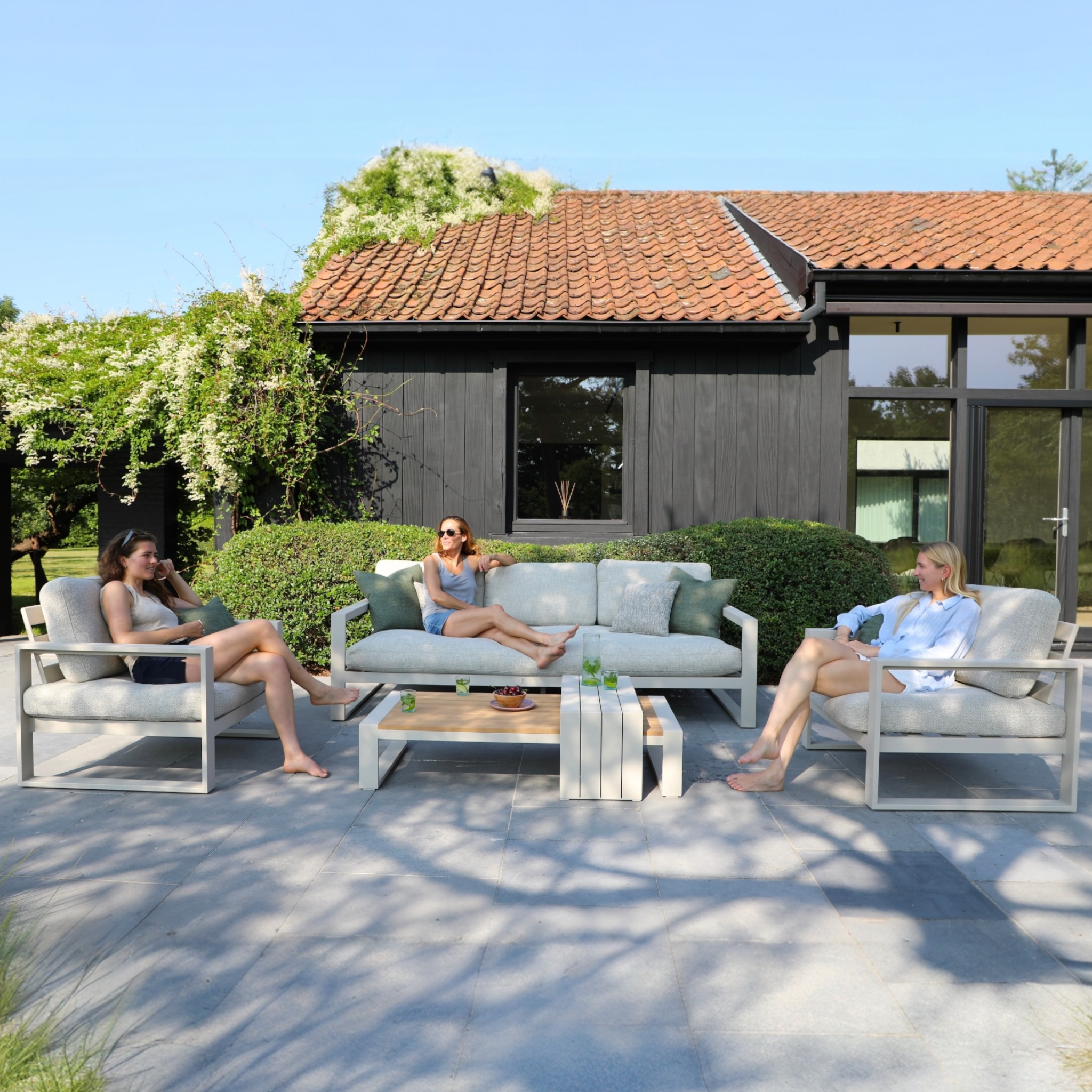 Grand salon de jardin avec canapé lit en aluminium haut de gamme Mael