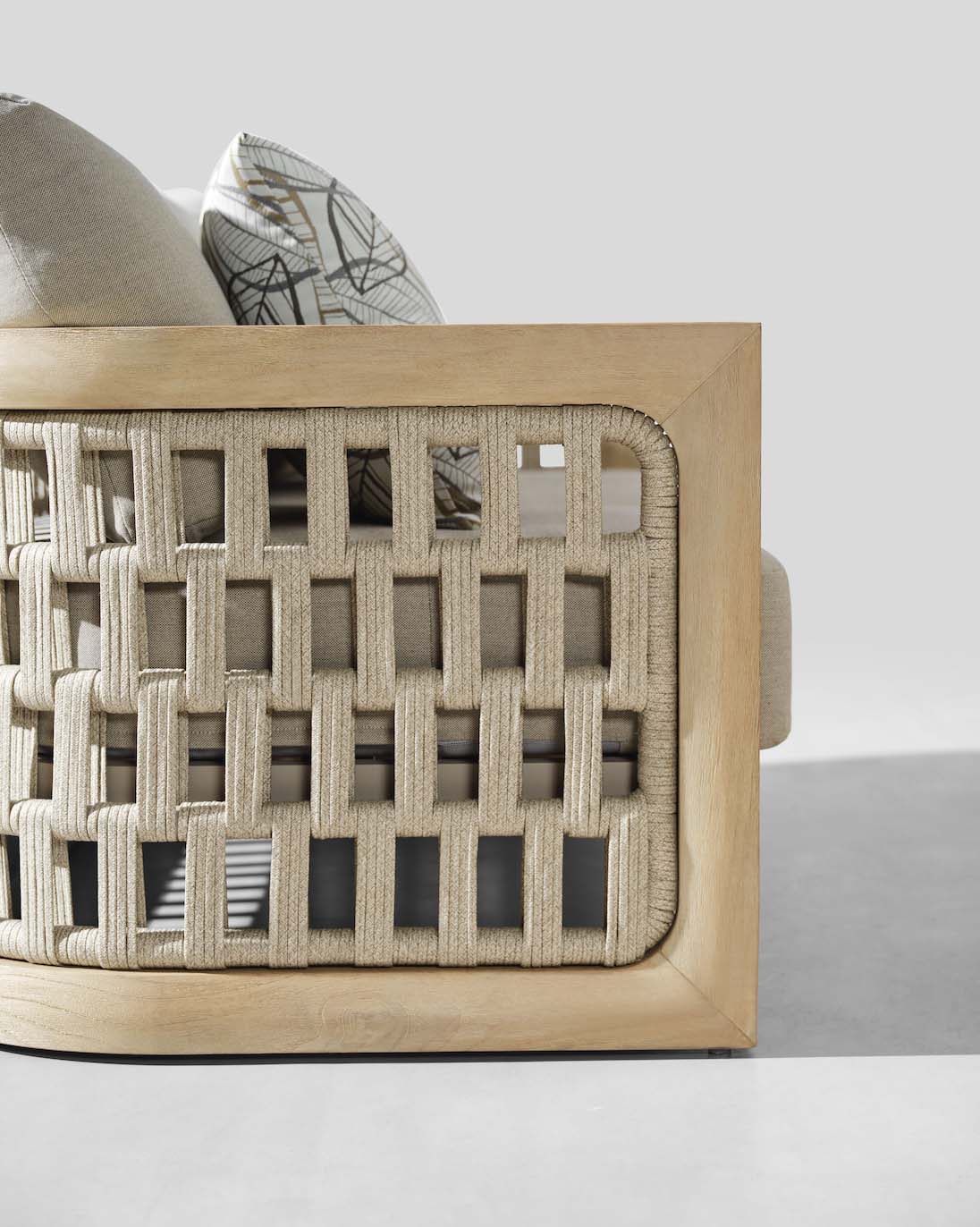 Module d'angle de mobilier de jardin en TECK FSC avec tissage en corde beige, coussin déhoussable en fibre acrylique.