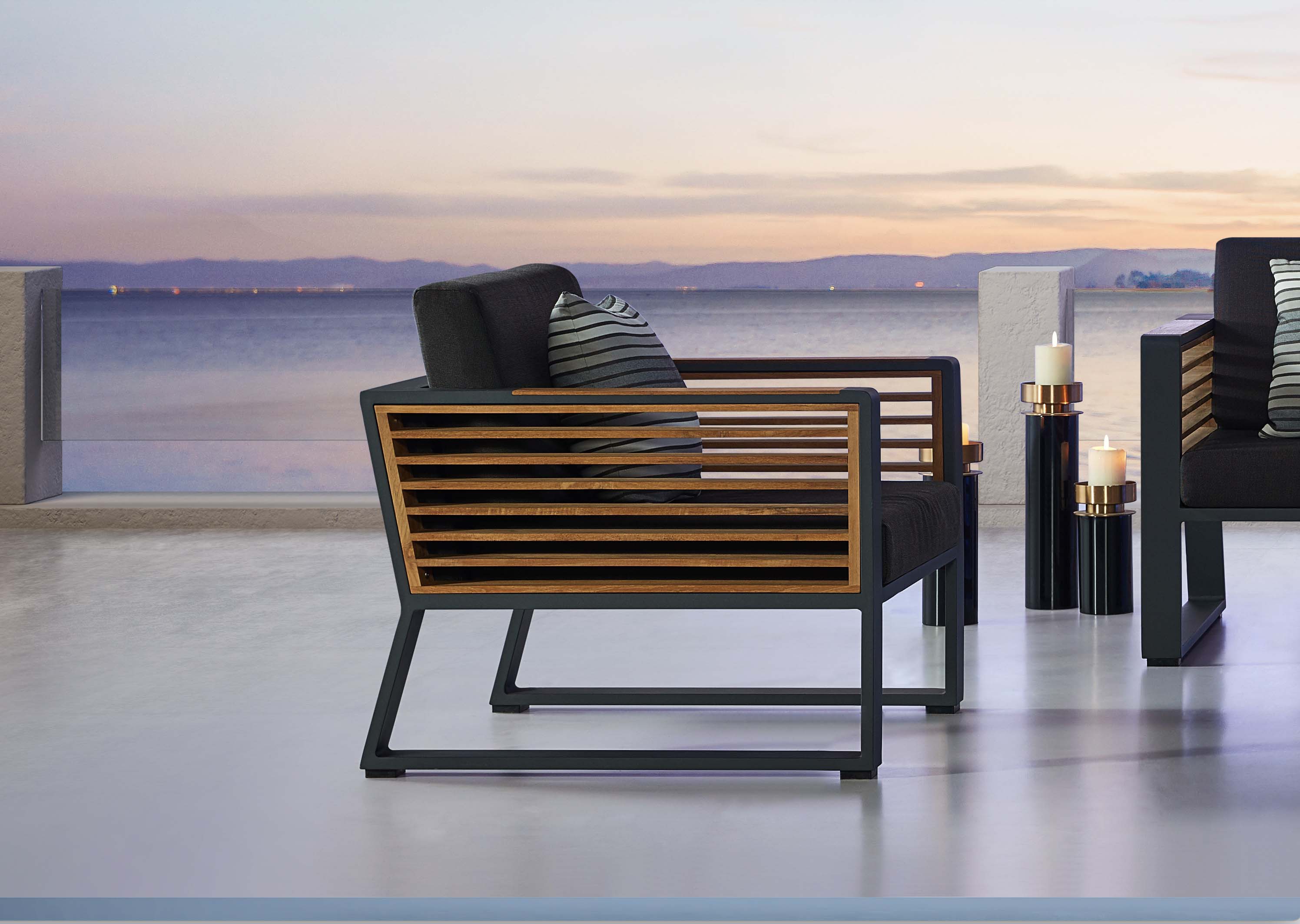 Fauteuil de jardin en aluminium noir et teck FSC aux lignes épurées, coussin déhoussable et déperlant en tissu 100% Oléfine.