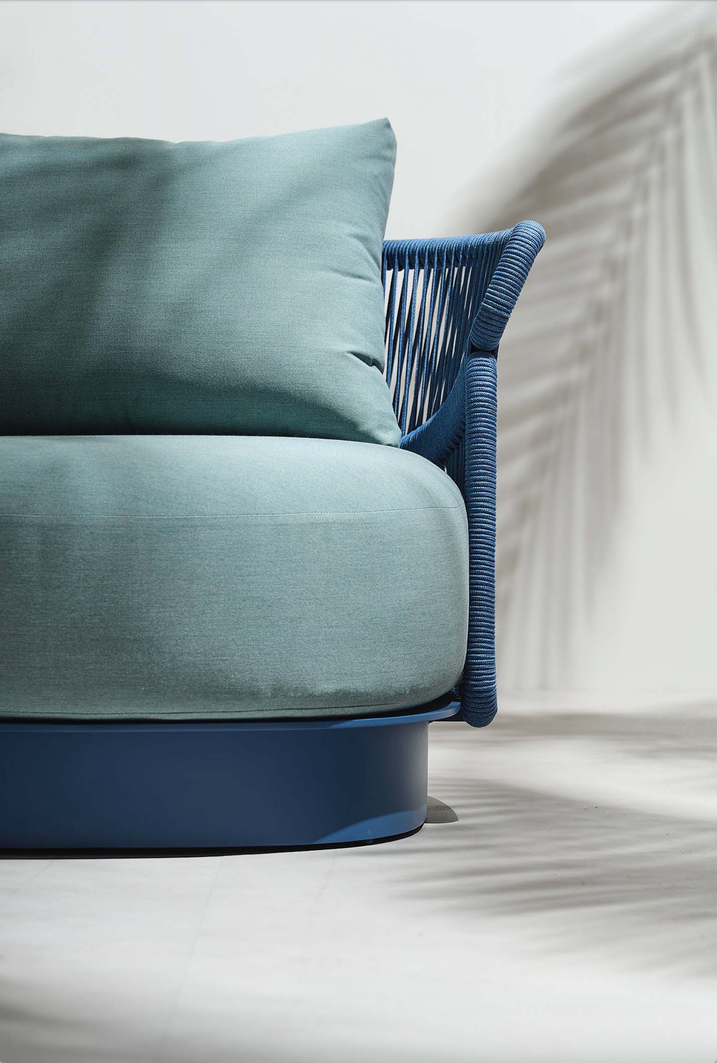 Salon de jardin bleu provençal haut de gamme avec coussin oléfine vert d'eau, structure en aluminium et corde tressée.