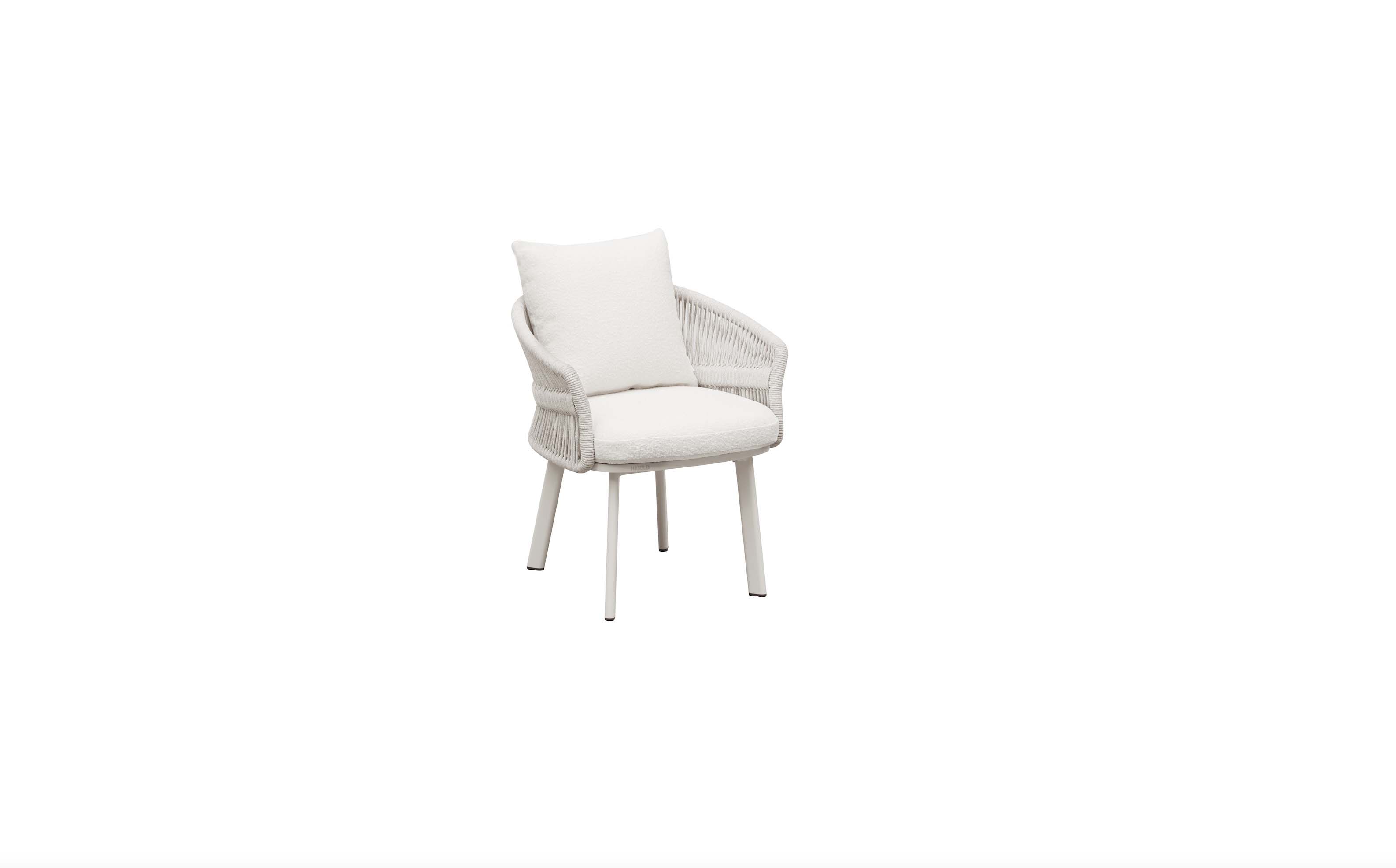 Fauteuil beige en corde tressée haut de gamme avec coussins oléfine molletonnés et structure aluminium luxueuse design.