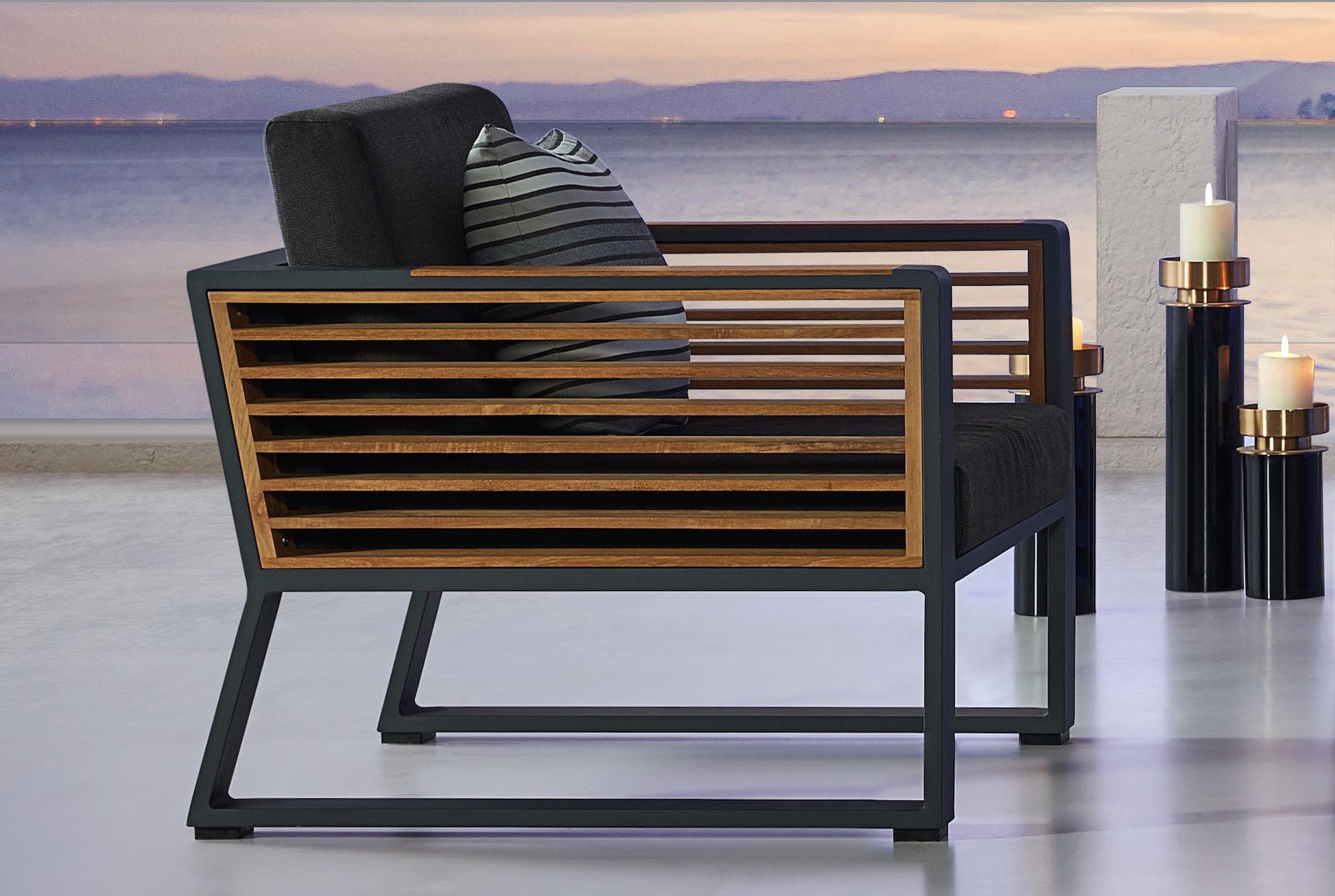 Fauteuil lounge luxueux en aluminium noir et Teck FSC naturel, coussin en tissu 100% Oléfine déperlant et déhoussable,.