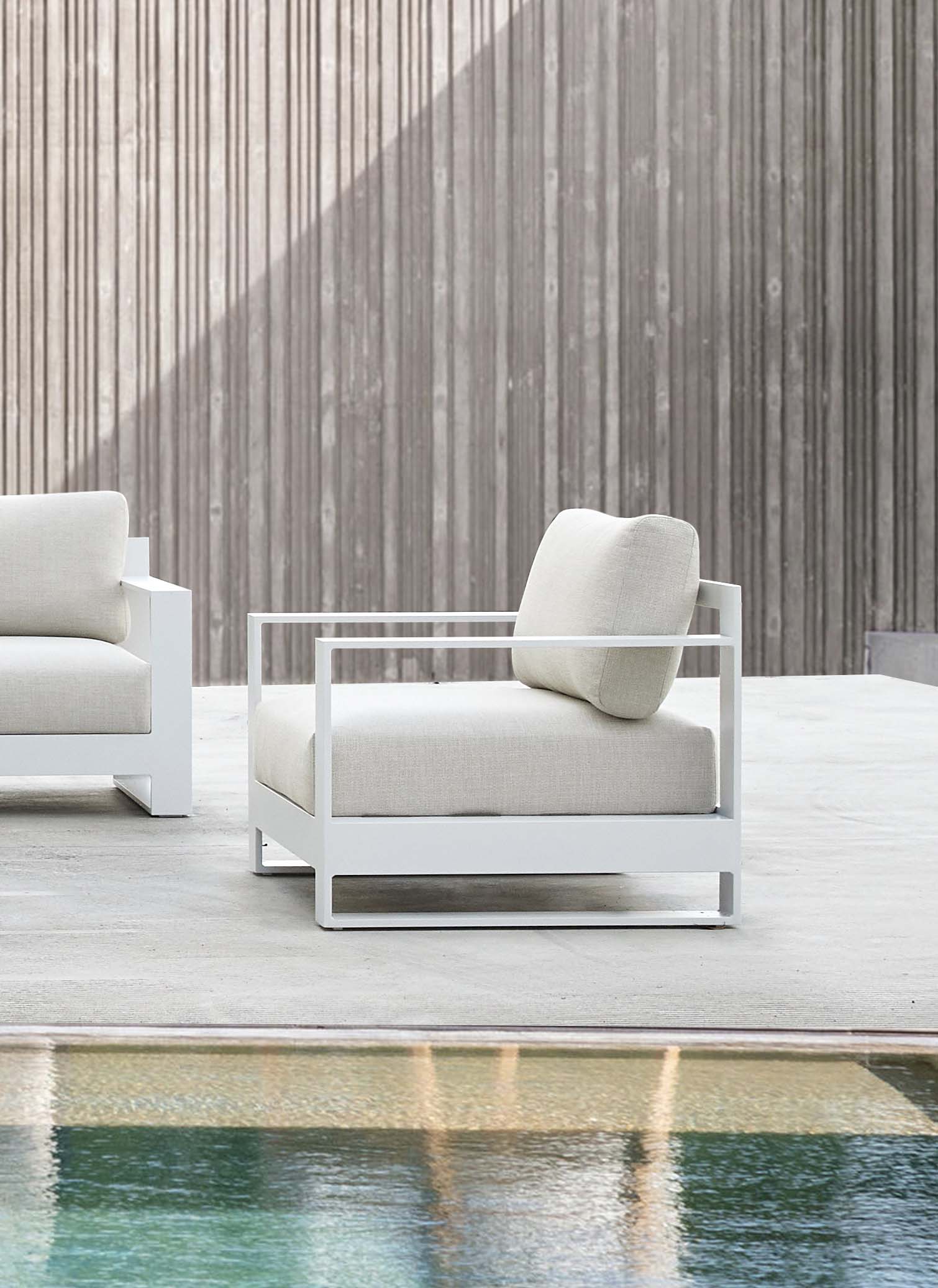 Salon d’angle modulable blanc en aluminium haut de gamme avec assises profondes, coussins épais en tissu oléfine Sunproof. 