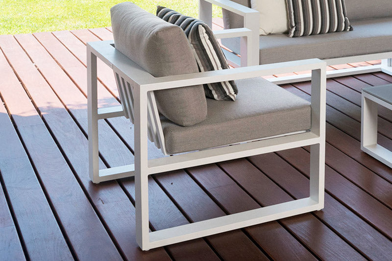 Fauteuil modulable en aluminium blanc haut de gamme avec coussins gris, style méditerranéen élégant pour jardin extérieur.