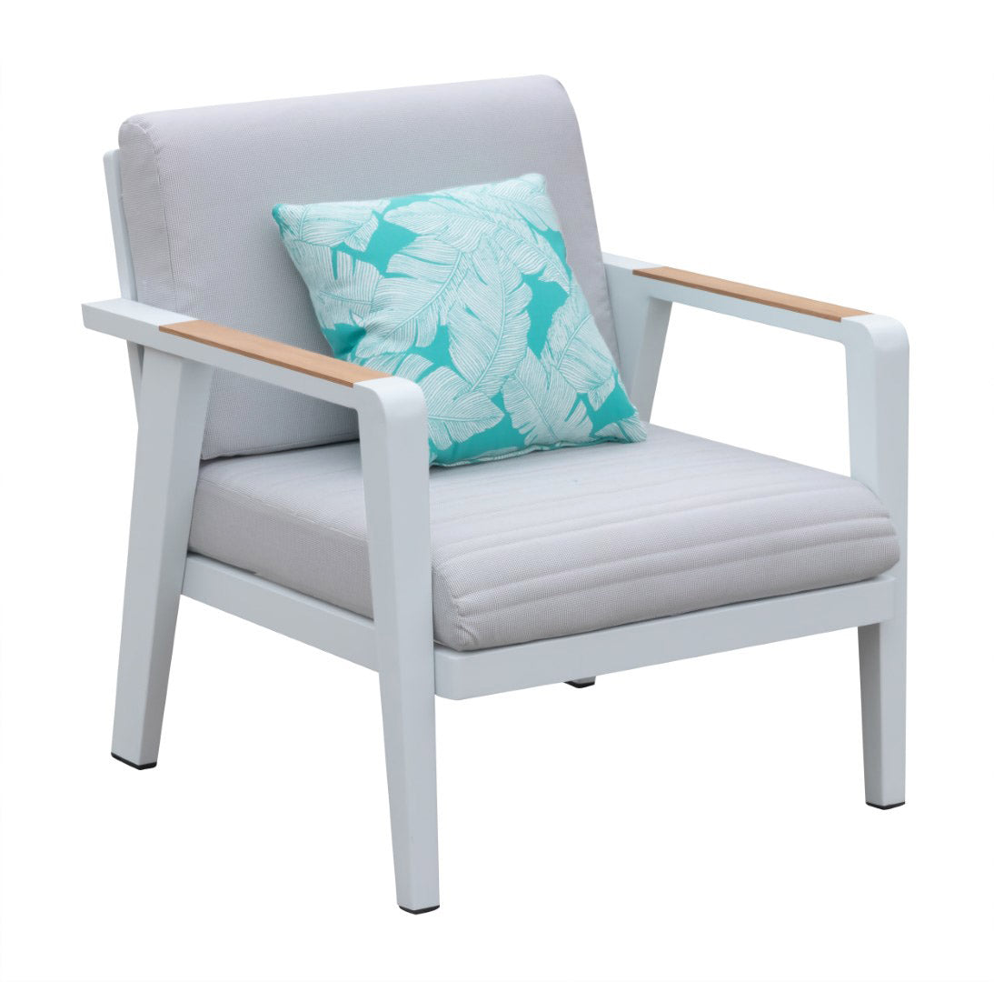 Fauteuil en aluminium haut de gamme blanc avec accoudoirs en teck FSC, coussin gris en tissu oléfine, housse déperlante. 