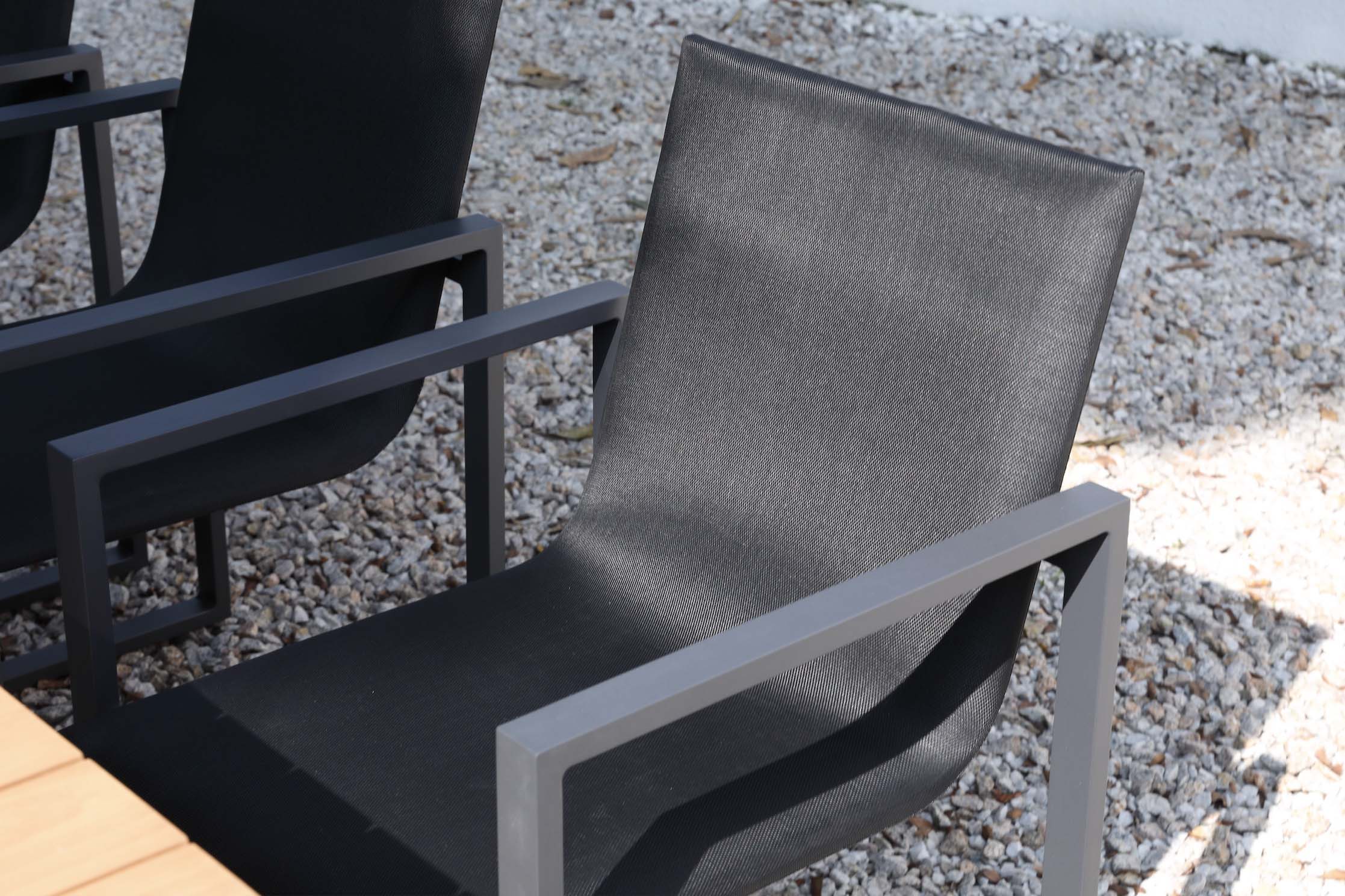 Chaise de jardin noire en aluminium haut de gamme avec tissu 100 % oléfine déperlant et déhoussable, design luxe au style.