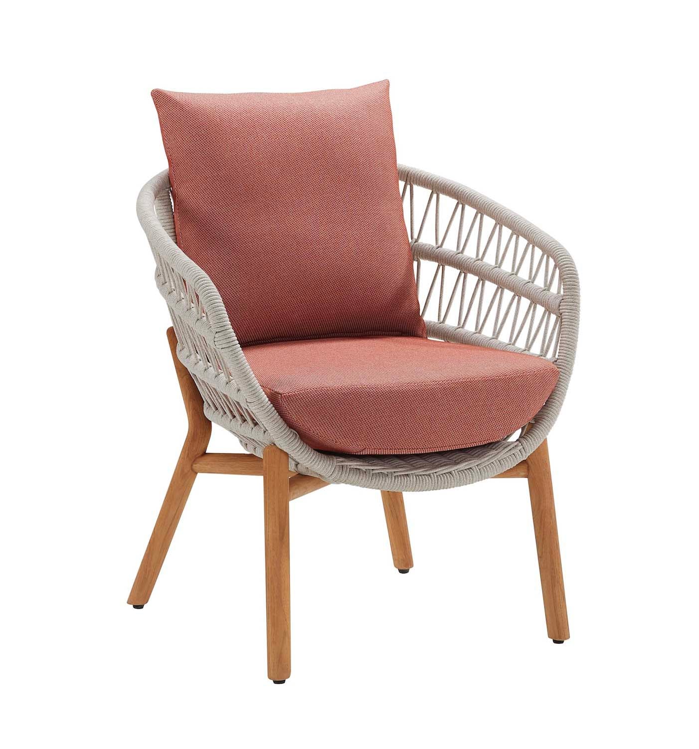 Fauteuil de jardin en teck FSC aux pieds élégants, assise et dossier en corde tressée blanche, coussins déhoussables rose.