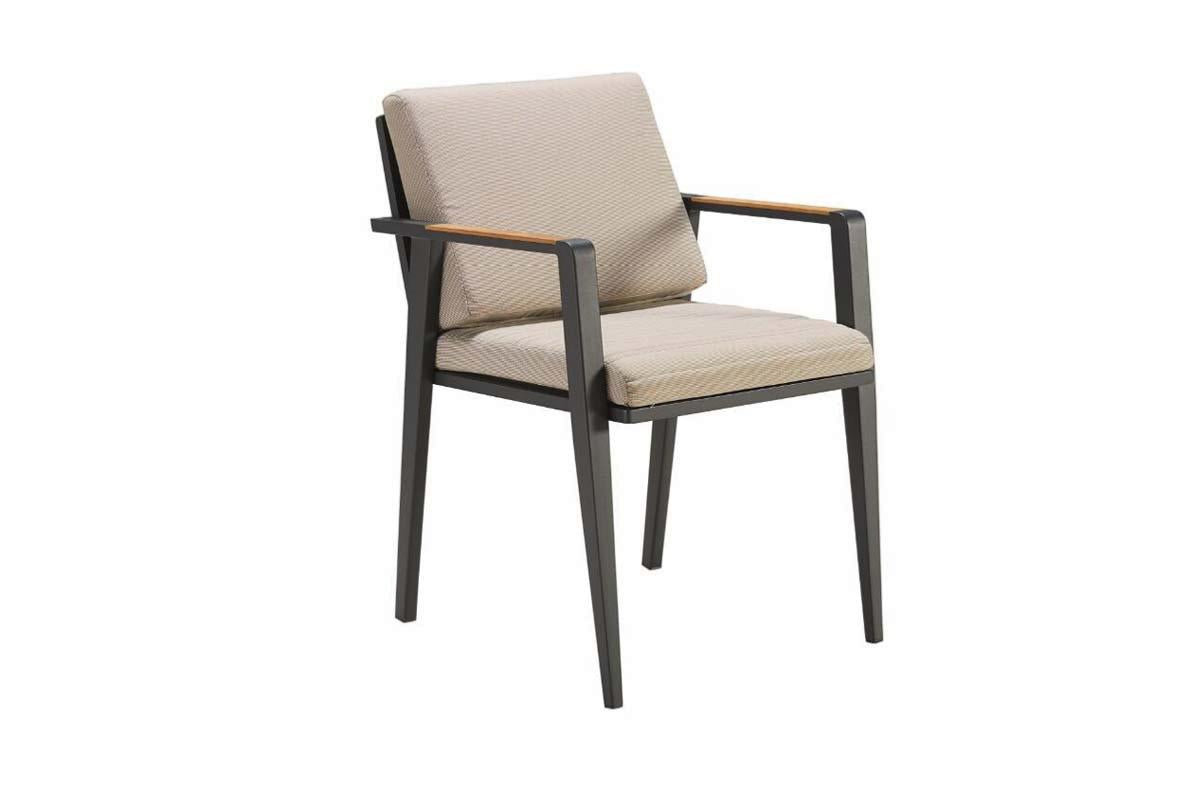 Fauteuil avec structure en aluminium haut de gamme noir et accoudoirs en teck FSC, coussins beige en tissu oléfine déperlant. 