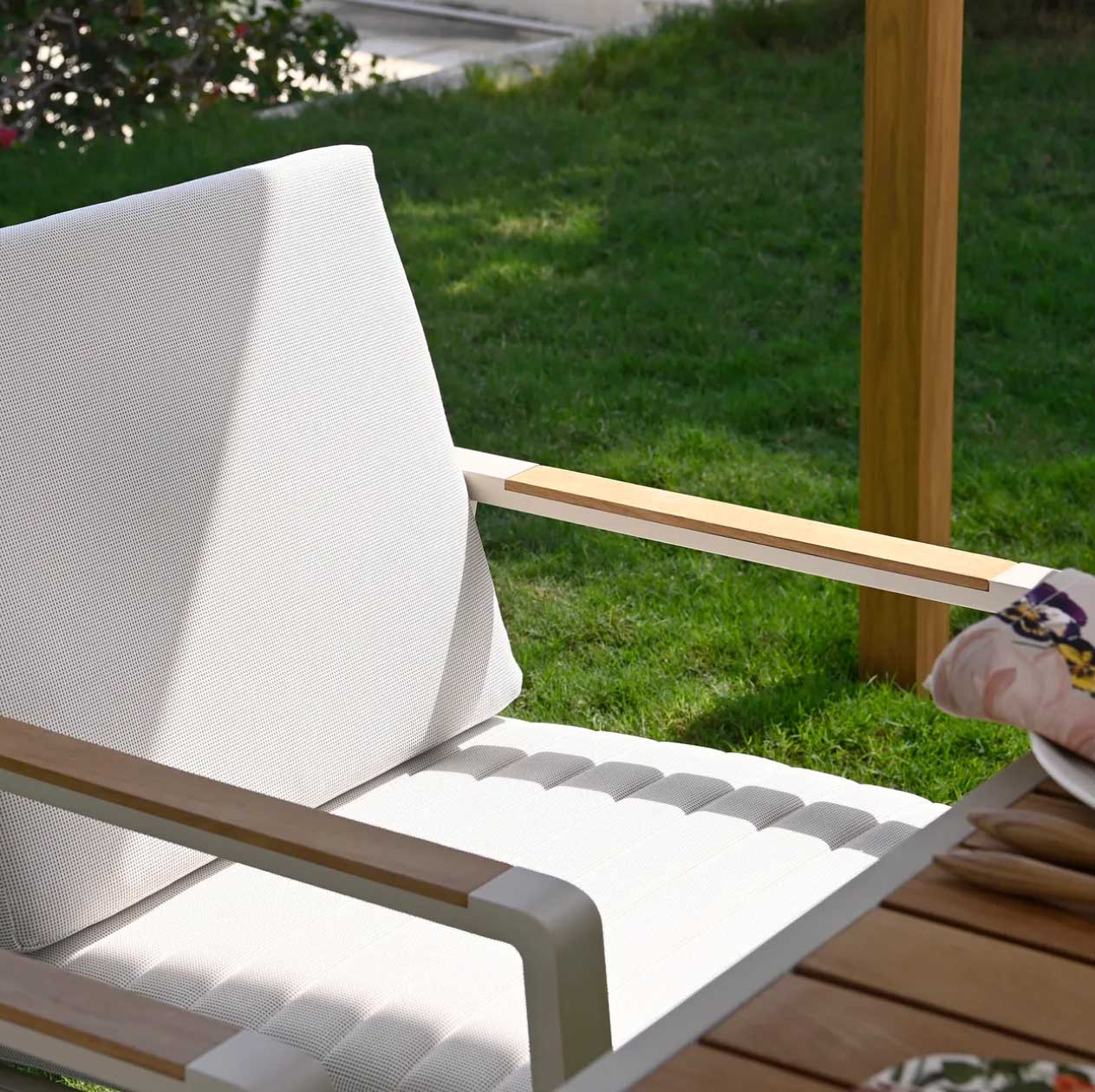 Fauteuil d’ensemble repas luxe en aluminium haut de gamme et teck FSC avec coussin tissu oléfine blanc, housse déperlante. 