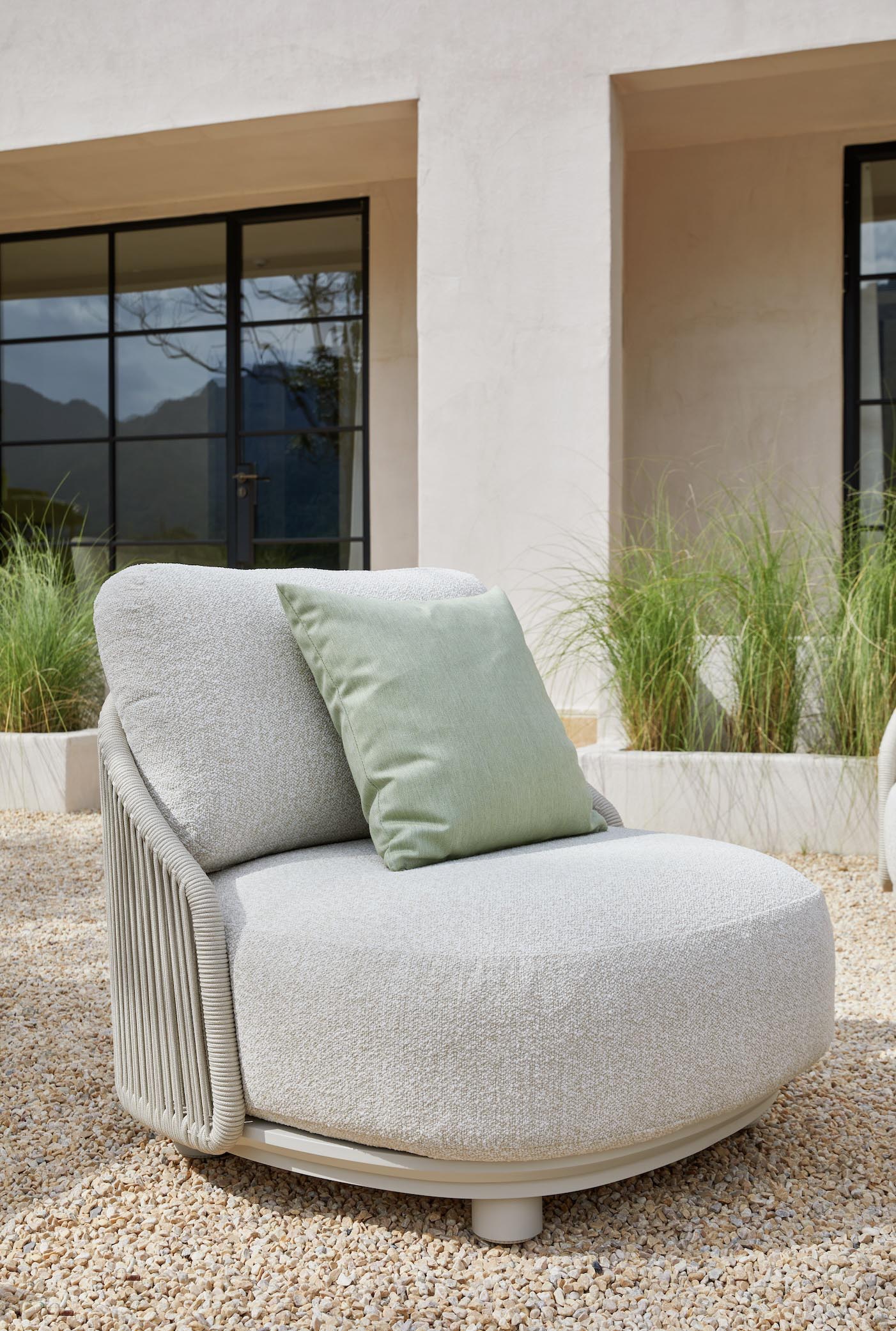 Fauteuil élégant en aluminium design avec revêtement en tissu 100% Oléfine Sunproof beige, dossier en corde tressée. 