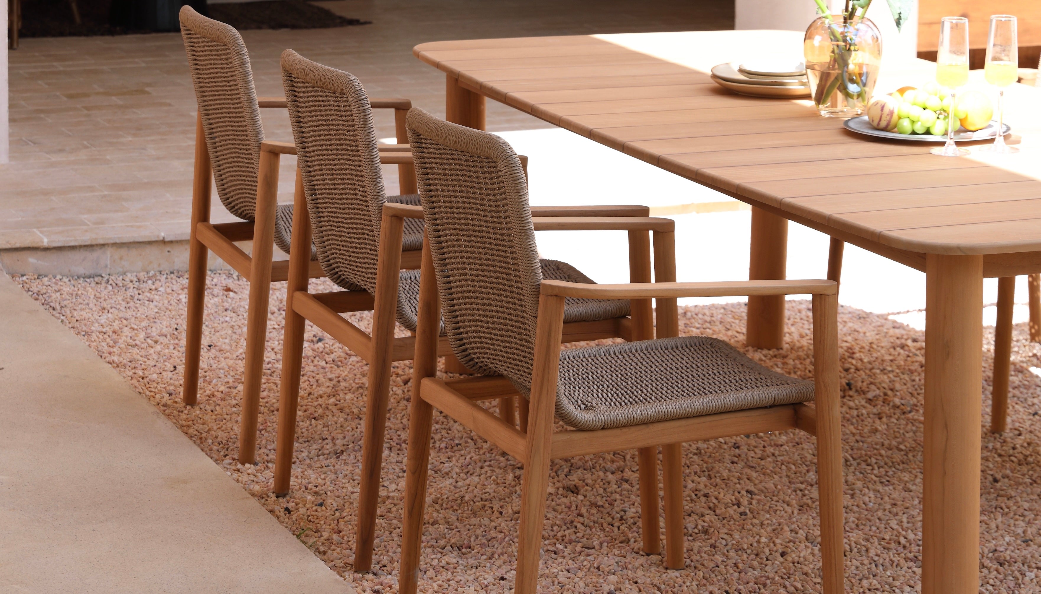 Fauteuil repas en teck massif FSC avec dossier en corde tressée et assise grise, cadre en aluminium haut de gamme.