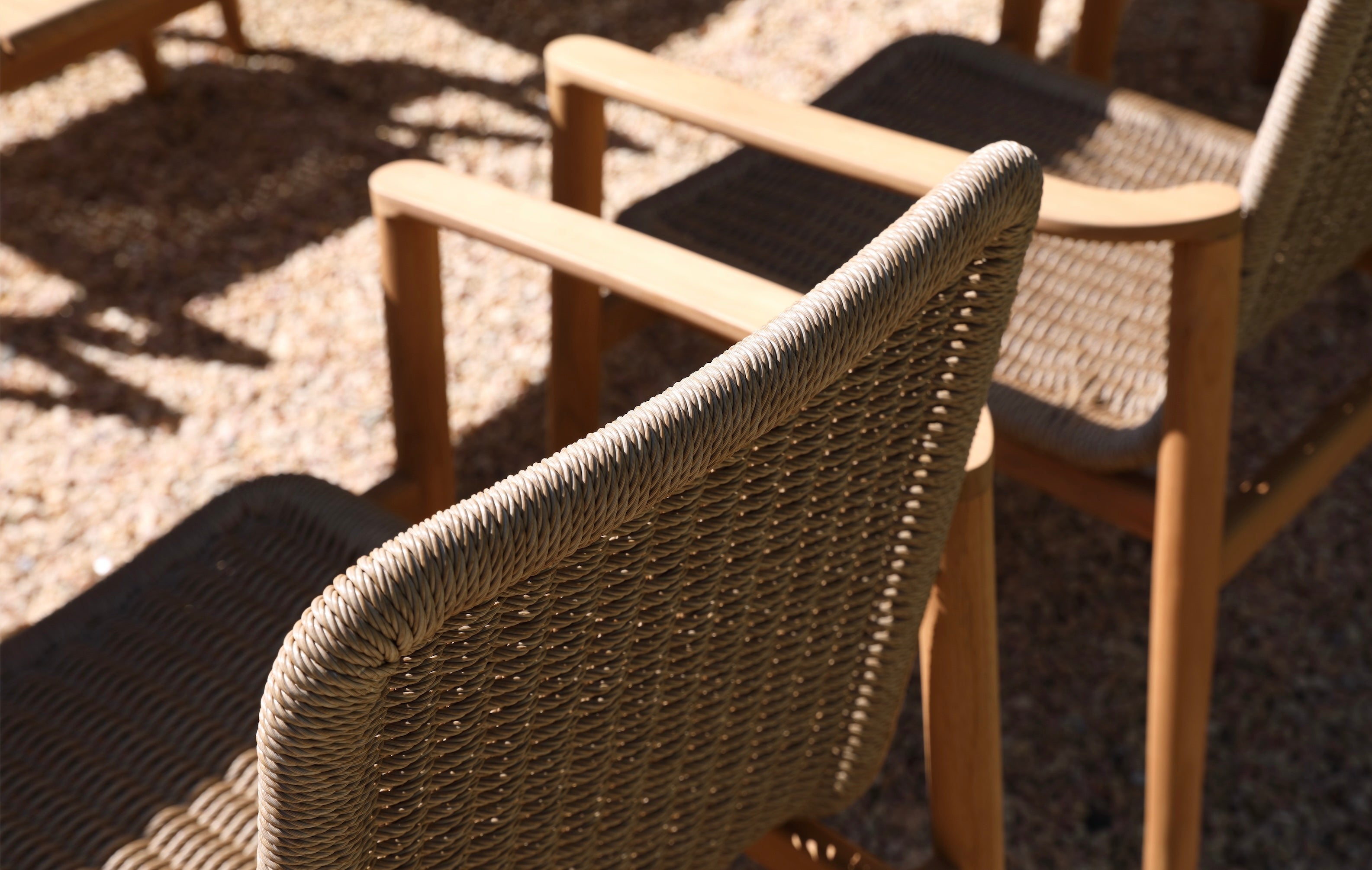 Fauteuil repas en corde tressée naturelle et aluminium haut de gamme inoxydable, design élégant et chaleureux, table en teck.