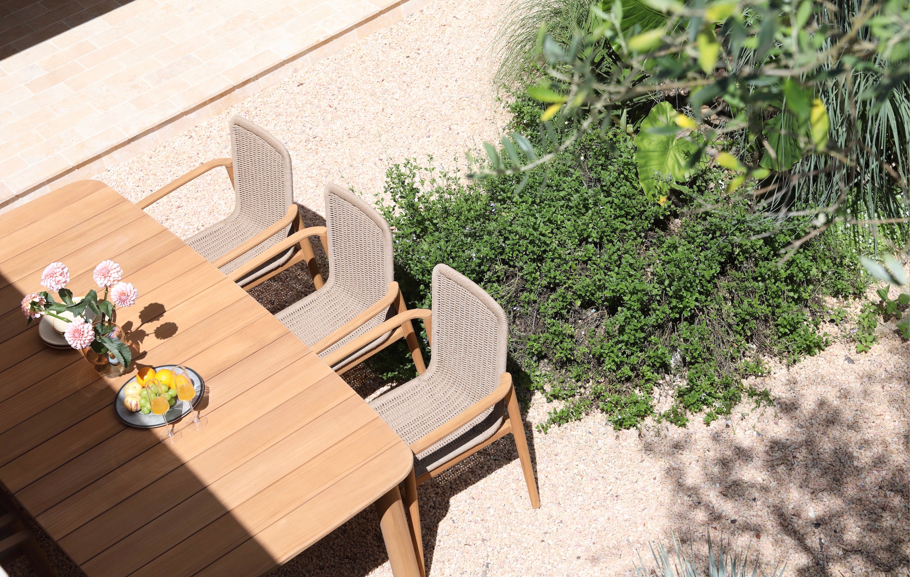 Fauteuil repas PAULA en teck massif FSC avec structure aluminium haut de gamme inoxydable, corde tressée beige, design.