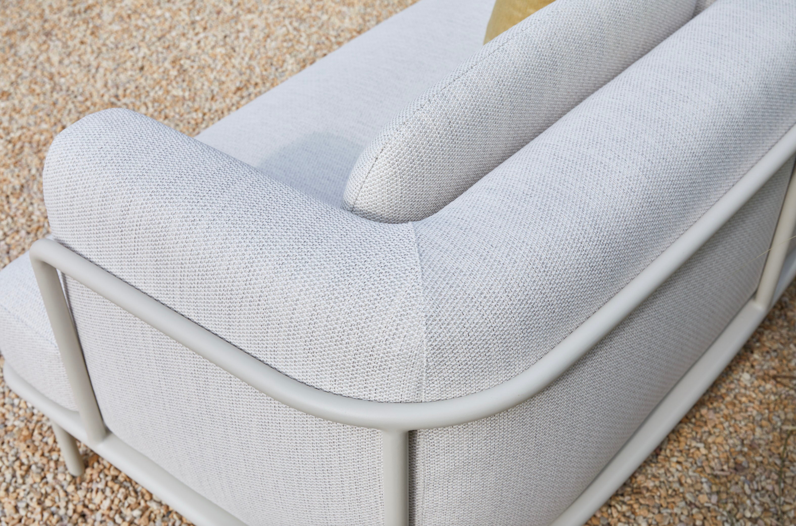 Canapé d'angle extérieur en aluminium haut de gamme gris clair, tissu oléfine beige, mousse Quick Dry Foam, housse.