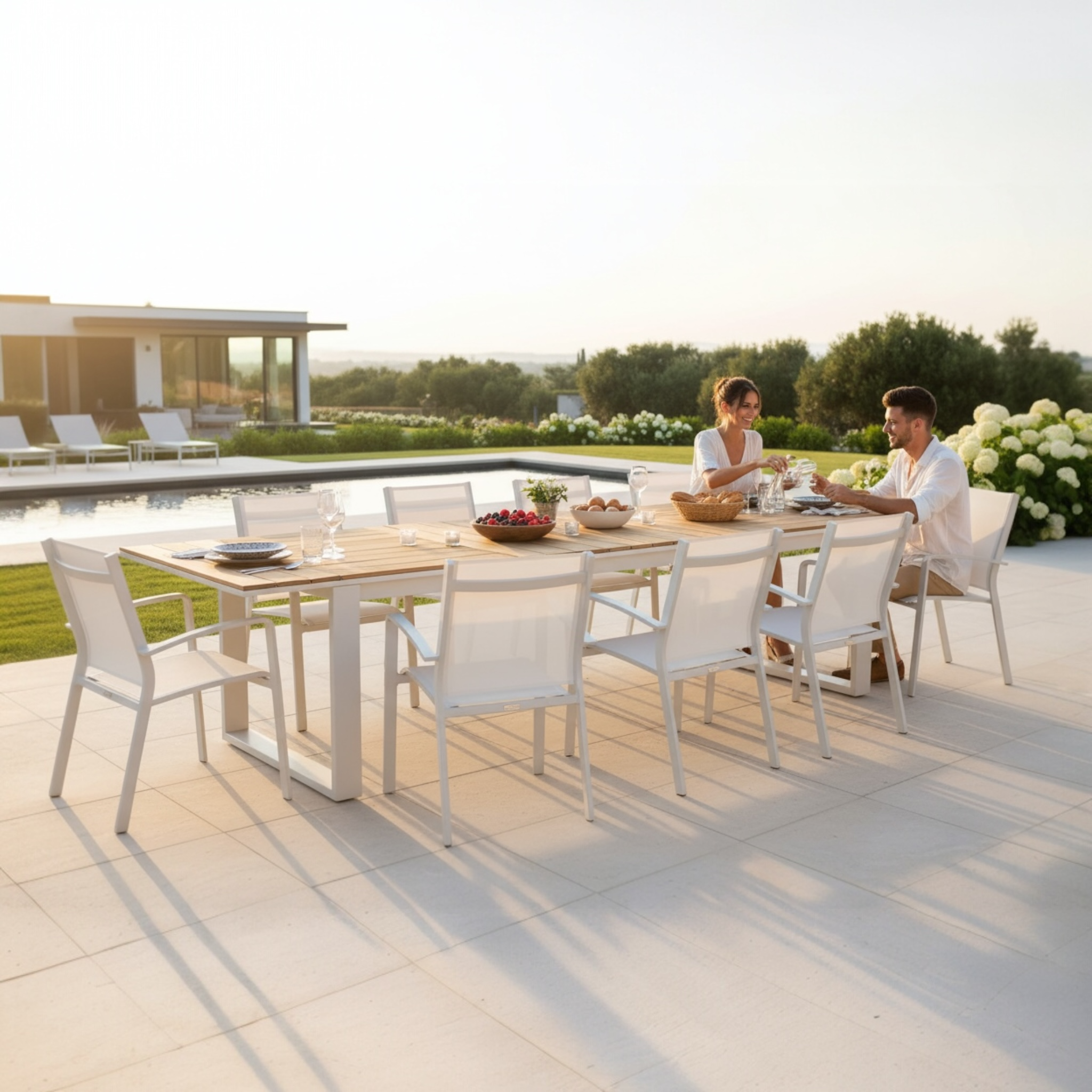 Grande table repas extensible en aluminium haut de gamme et teck FSC, élégante et lumineuse, chaises avec housse déperlante.