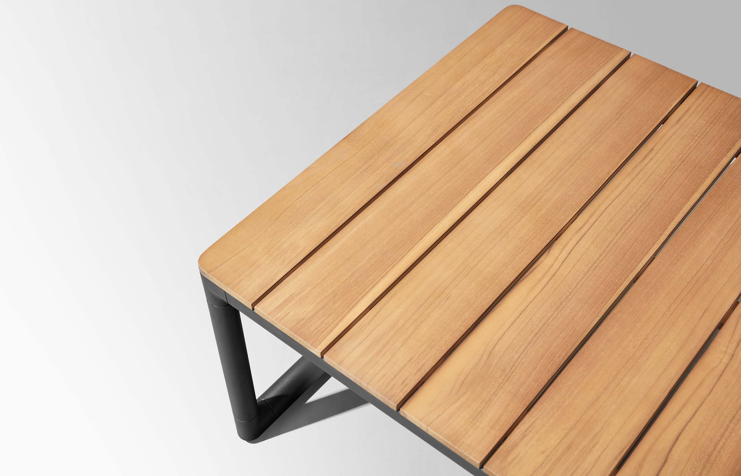 Plateau en teck FSC haut de gamme avec structure en aluminium thermolaqué noir, design italien épuré, idéal pour terrasse.