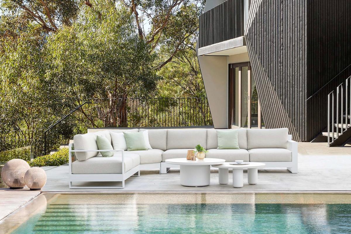 Fauteuil d'angle modulable en aluminium haut de gamme blanc, tissu oléfine Sunproof, design premium et luxe. 