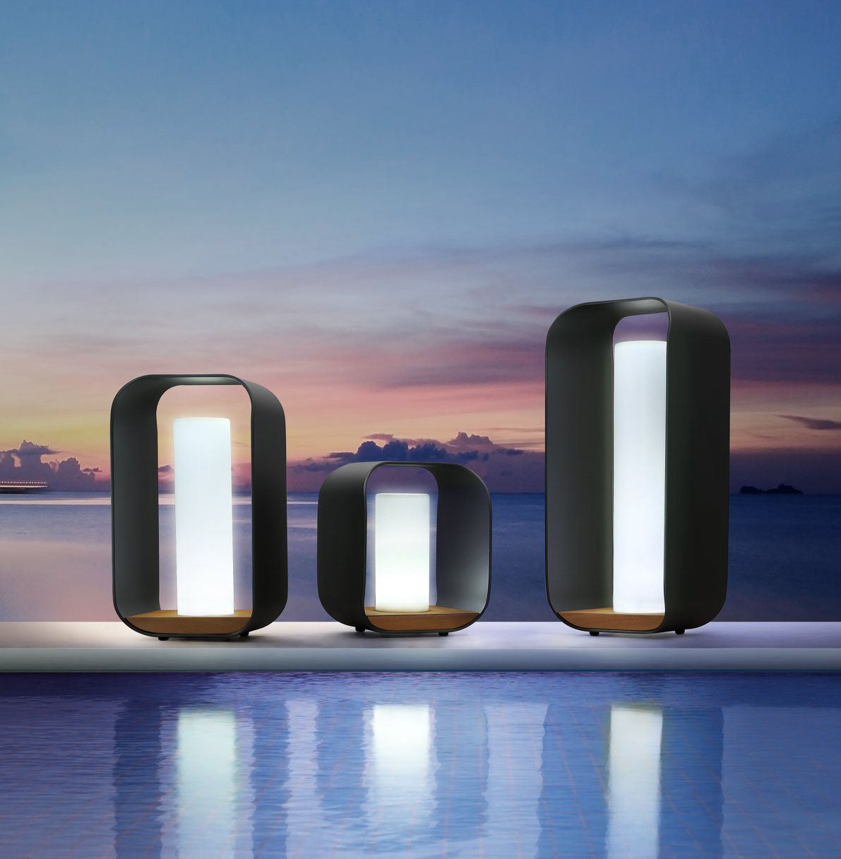 Lampe d'extérieur sans fil noire design par PININFARINA avec lignes courbées, base en teck FSC. 