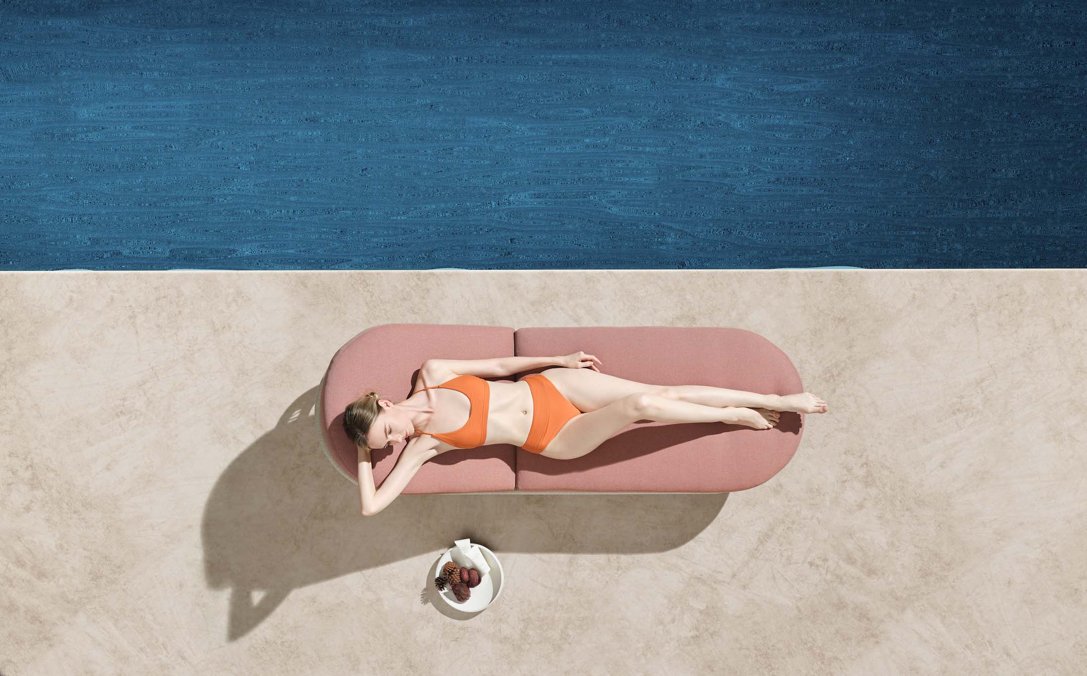 Bain de soleil en teck FSC avec base en corde tressée et coussin déhoussable rose déperlant, design élégant et durable.