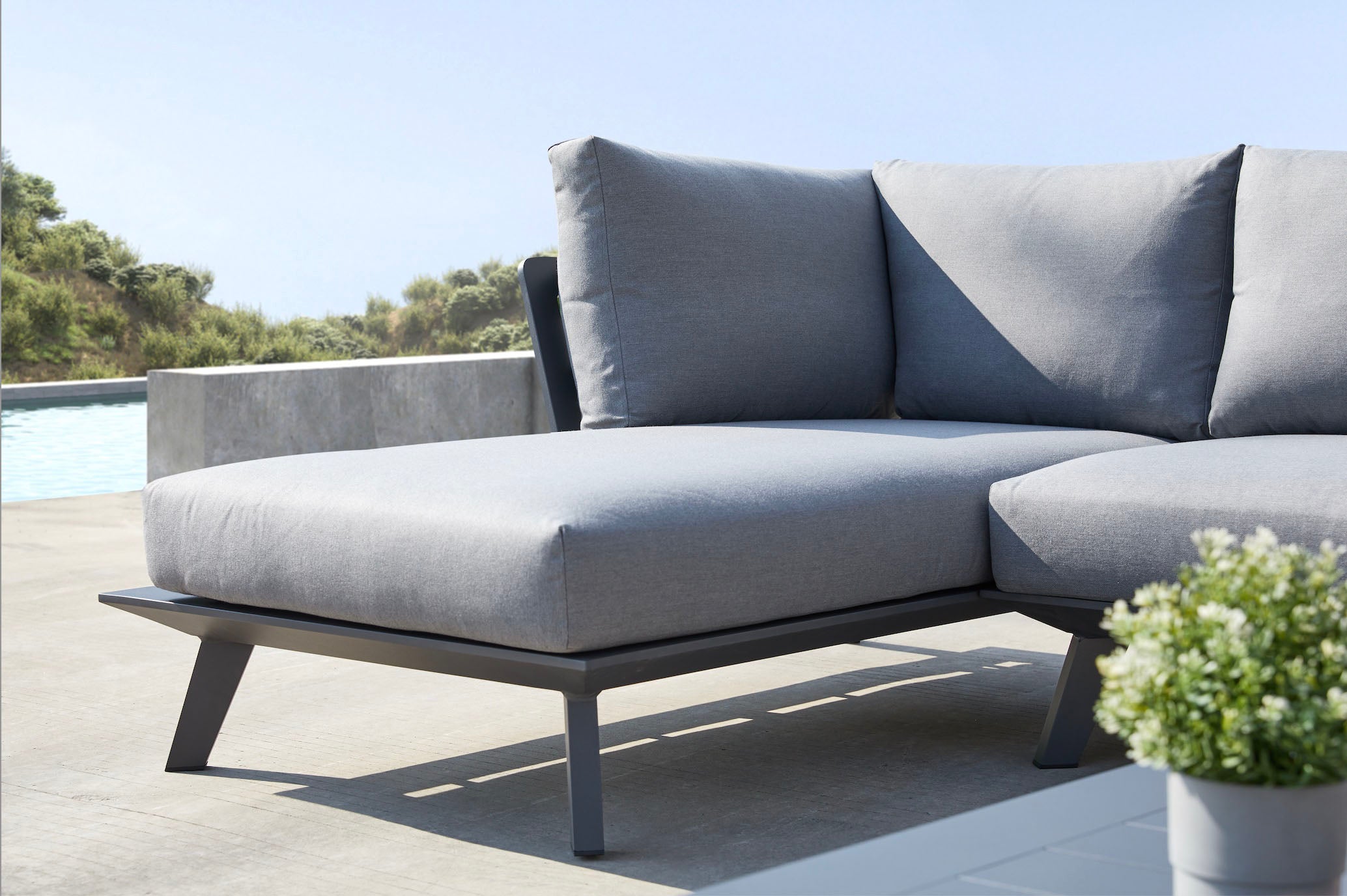 Salon d'angle design en aluminium inoxydable noir avec tissu gris déperlant 100% Oléfine, élégant mobilier terrasse. 