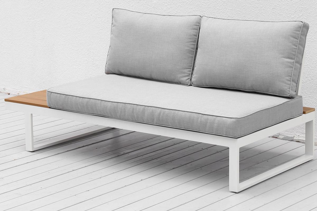 Salon de jardin en aluminium haut de gamme blanc avec coussins gris clair, structure en composite imitation bois à courbe.