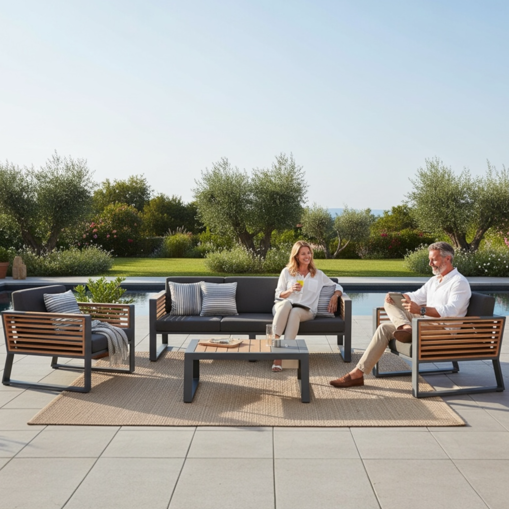 Détail du salon COFY BIS en aluminium noir et teck