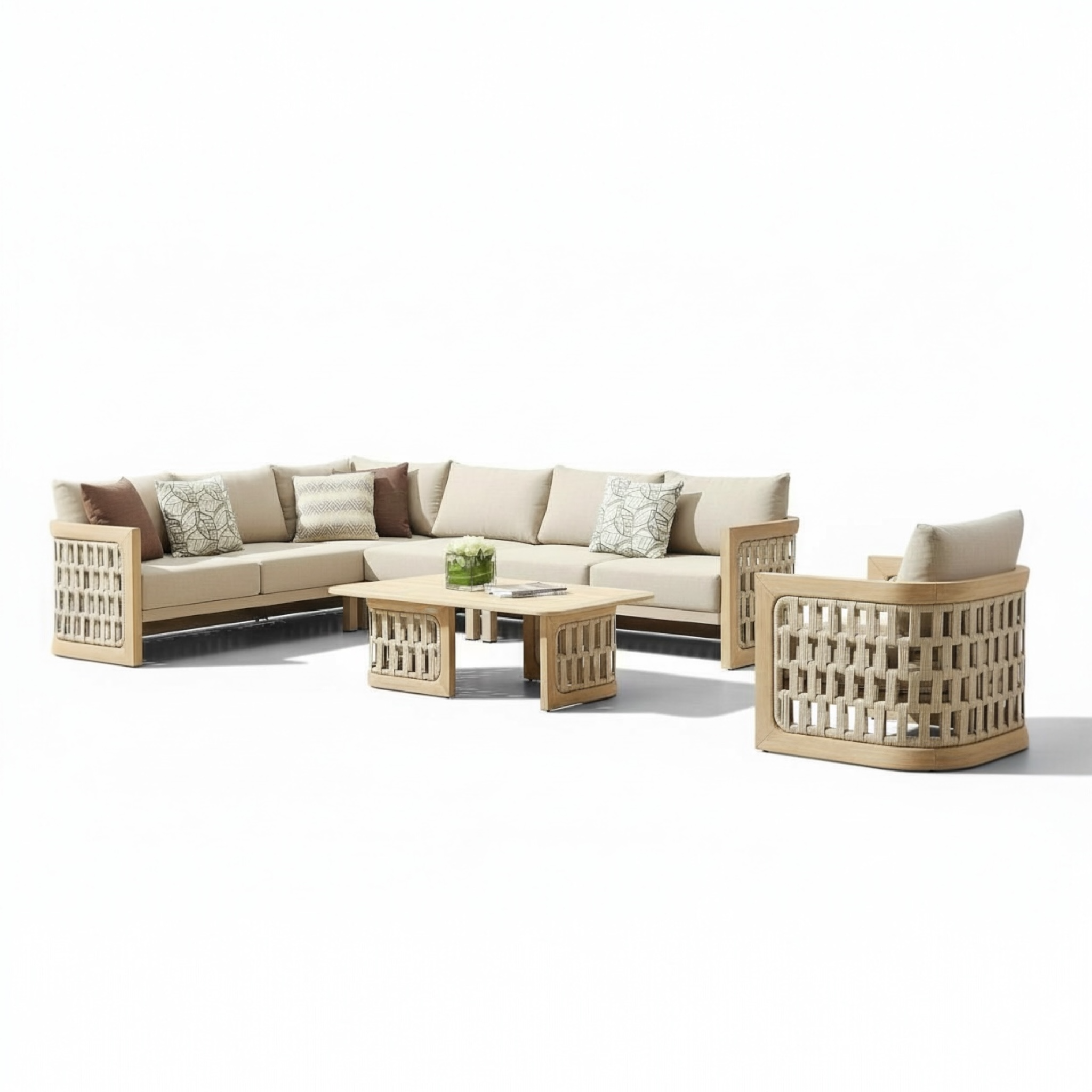 Mobilier d’angle PALMA en teck clair et corde tressée, coussins beige clair. 