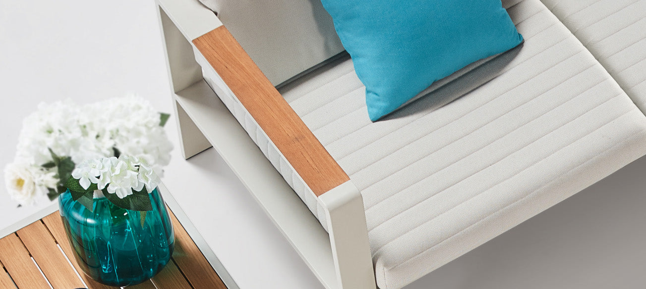 Fauteuil d’extérieur en aluminium haut de gamme avec accoudoirs en teck FSC, coussin en tissu oléfine blanc, élégance.