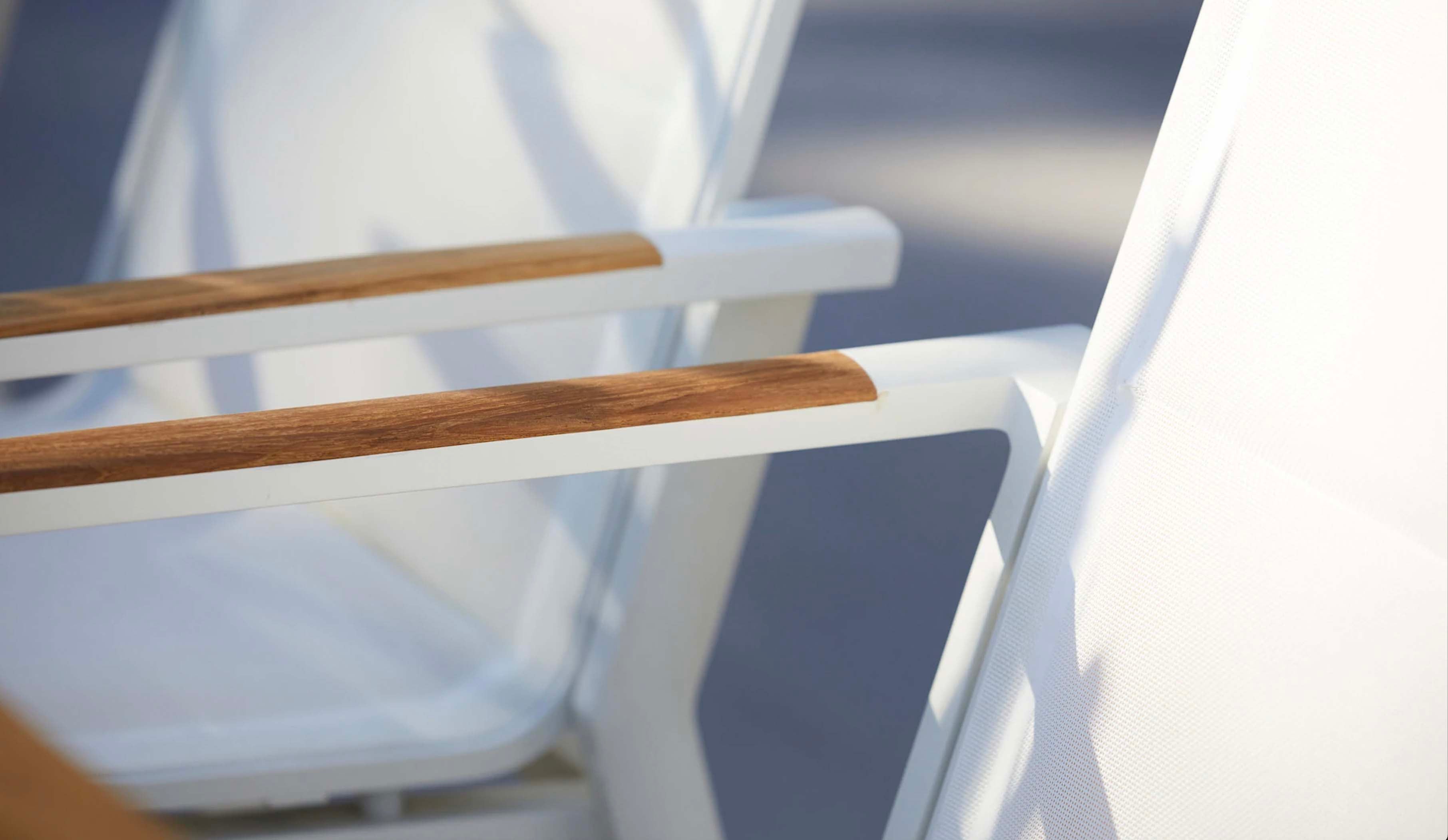 Détails des accoudoirs en aluminium haut de gamme blanc mat avec inserts en teck FSC naturel, textile oléfine beige, housse.