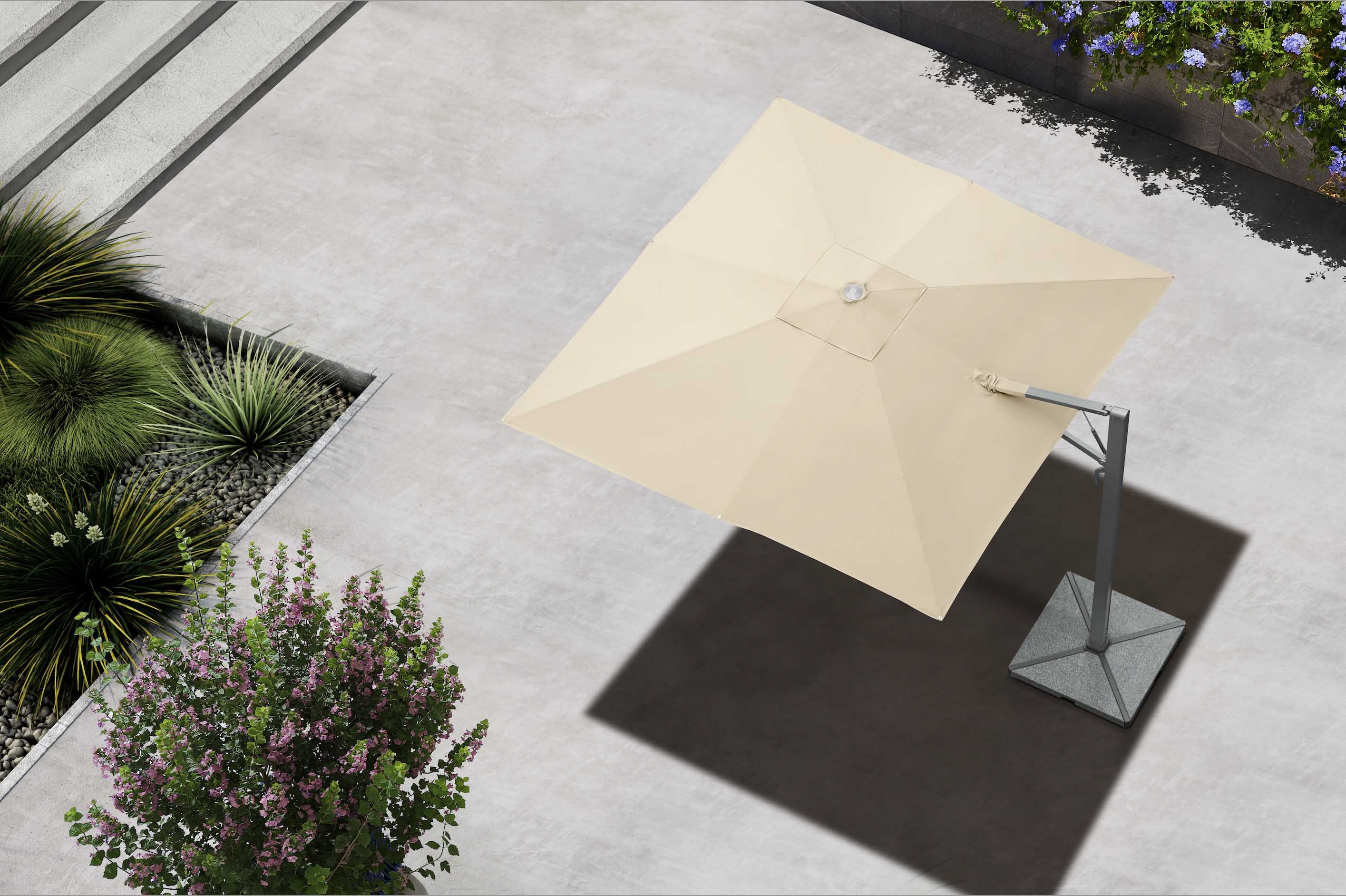 Parasol gris en aluminium avec toile beige en tissu acrylique, base solide moderne, ambiance luxe contemporain, nobles.