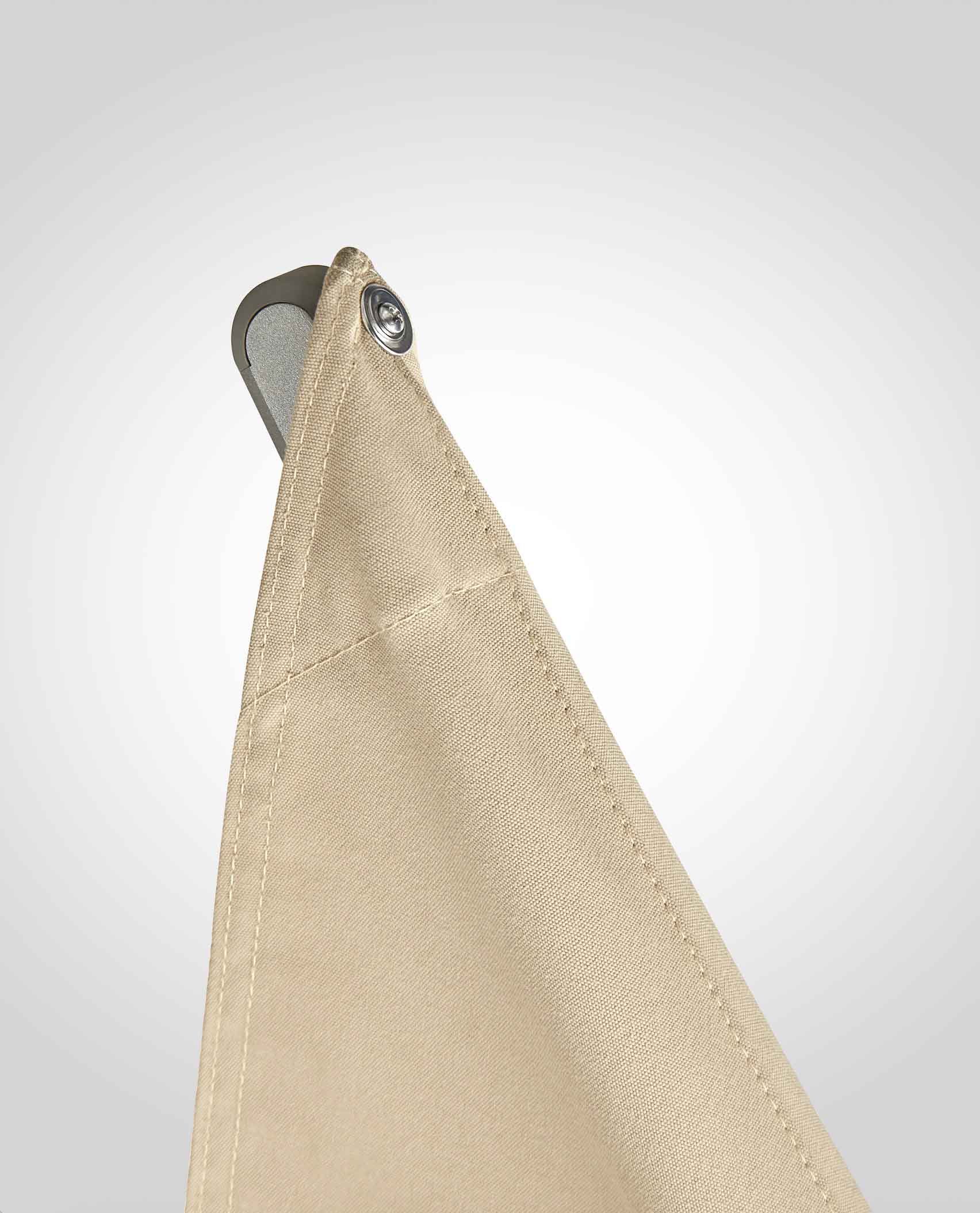 Parasol gris en aluminium avec toile beige en tissu acrylique résistant