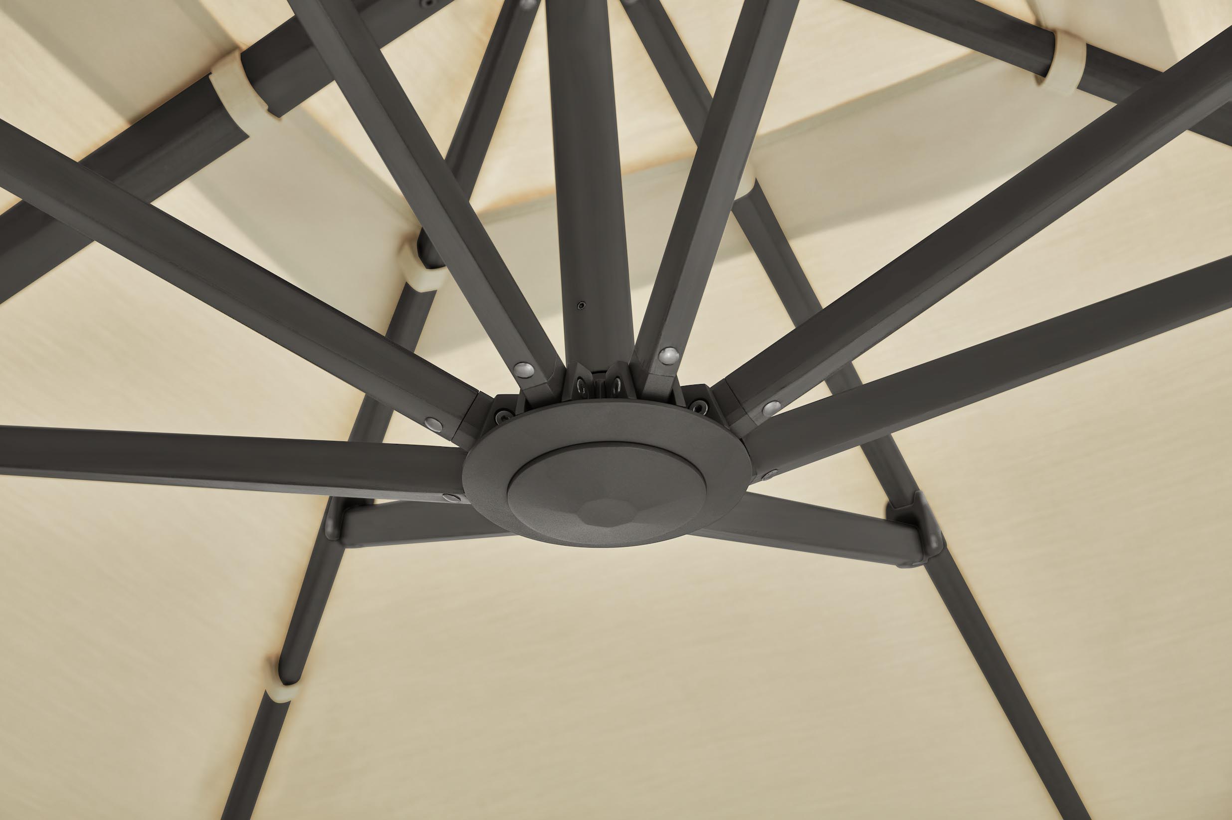 Structure en aluminium gris haut de gamme, bras de parasol déporté au design luxueux signé Pininfarina, toile Sunbrella.