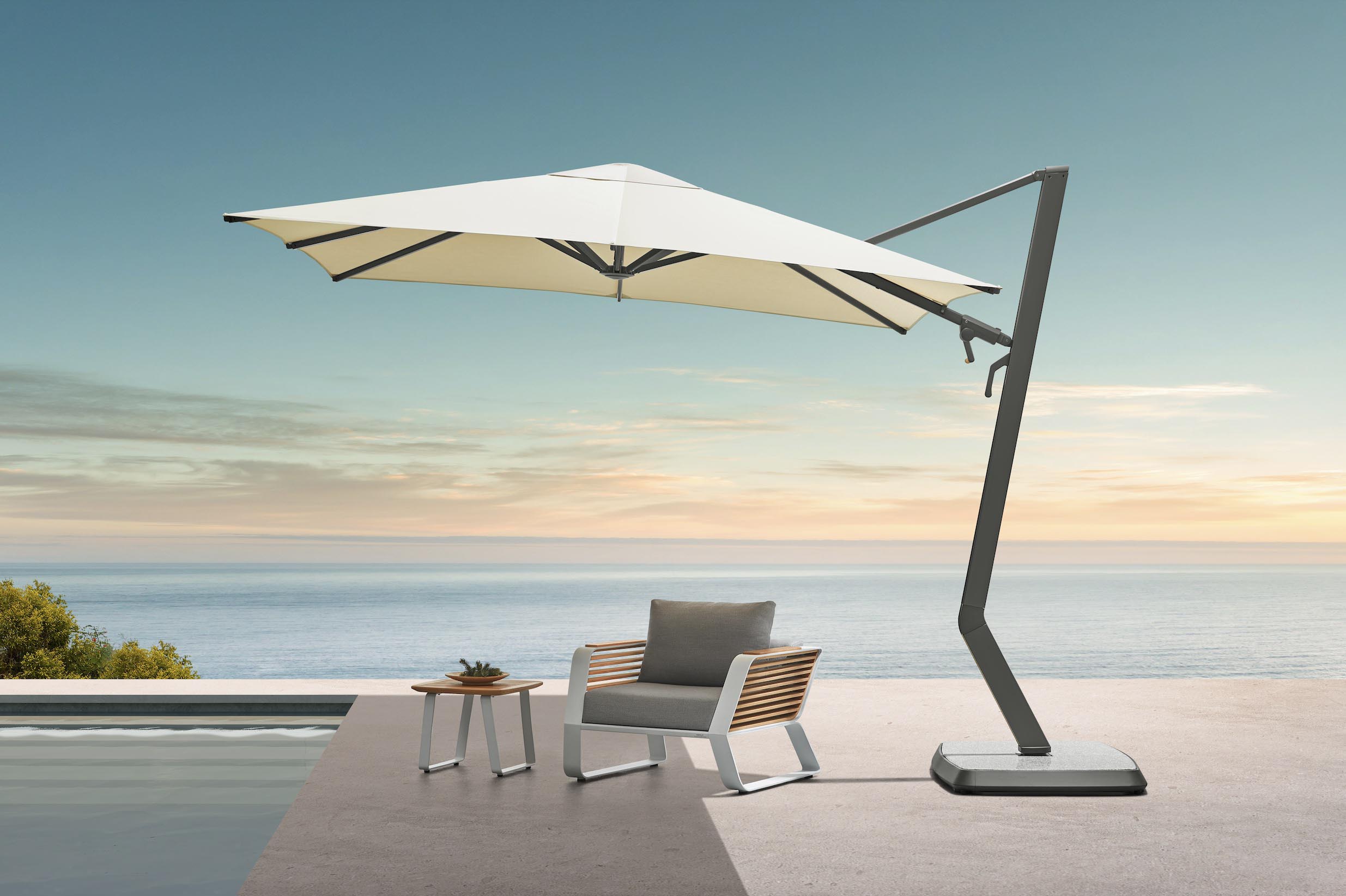 Parasol déporté gris aluminium haut de gamme signé Pininfarina avec toile Sunbrella blanche, base marbre élégante et design.