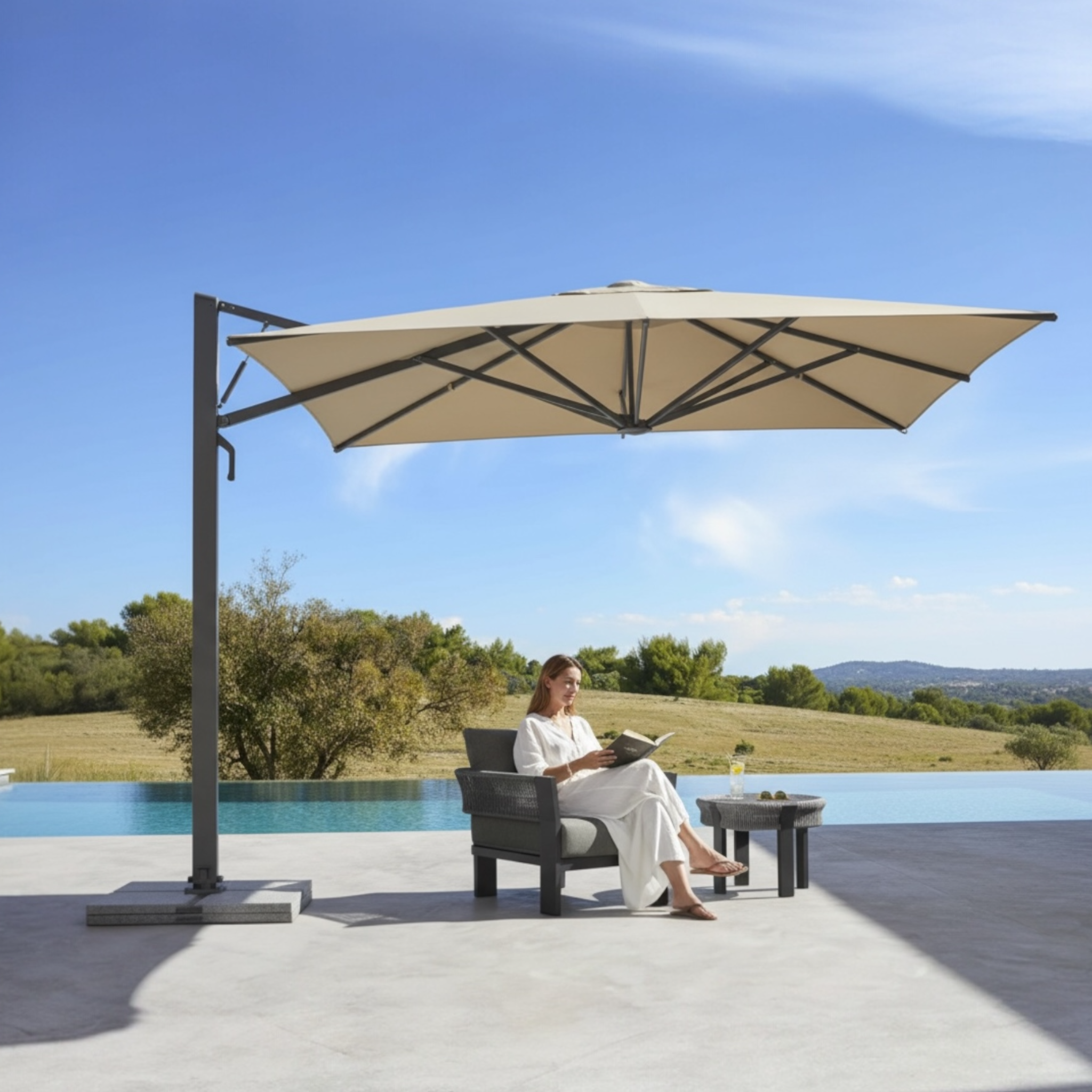 Parasol déporté SOFY en aluminium gris avec toile beige, vue principale