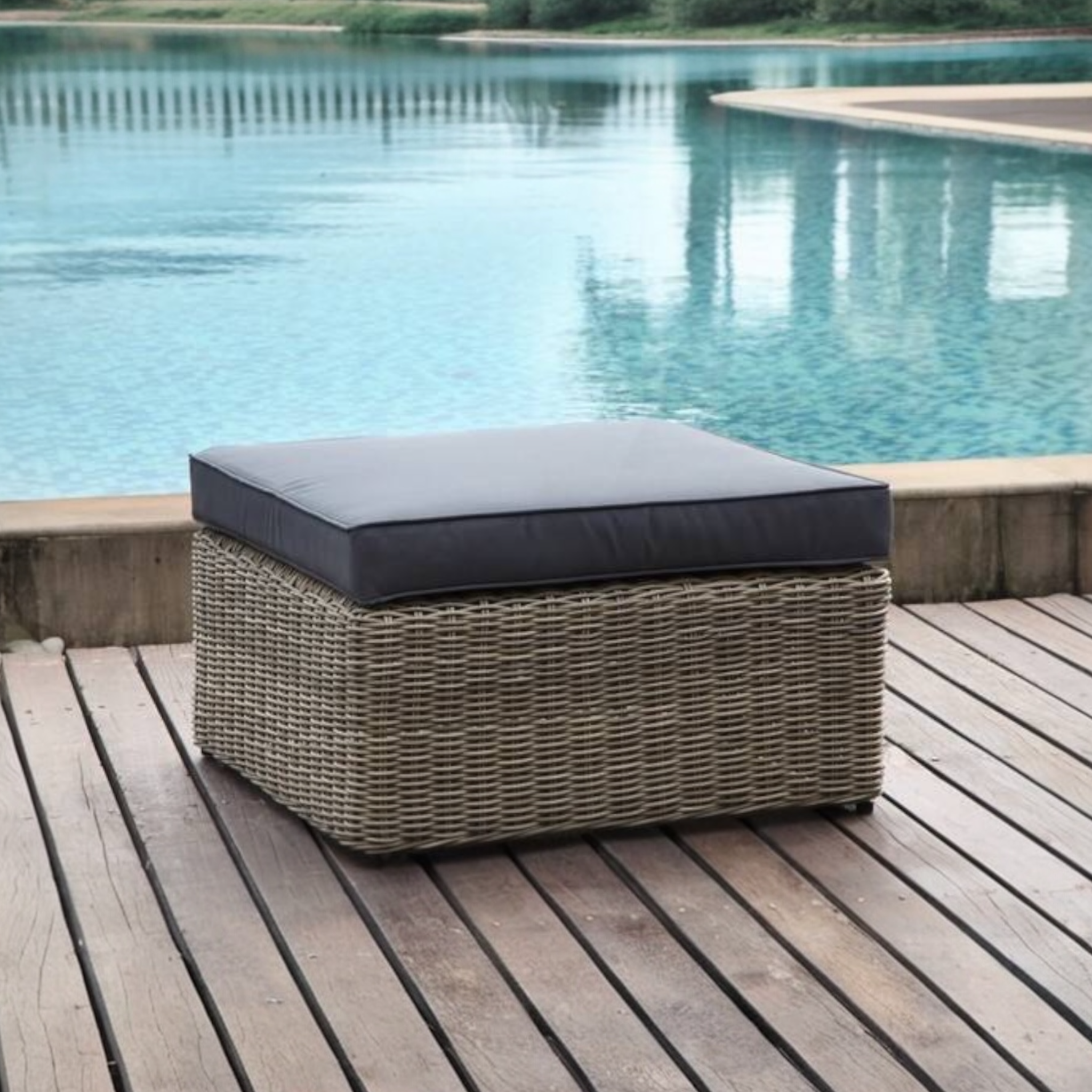 Pouf de terrasse en osier imitation rotin Liberty