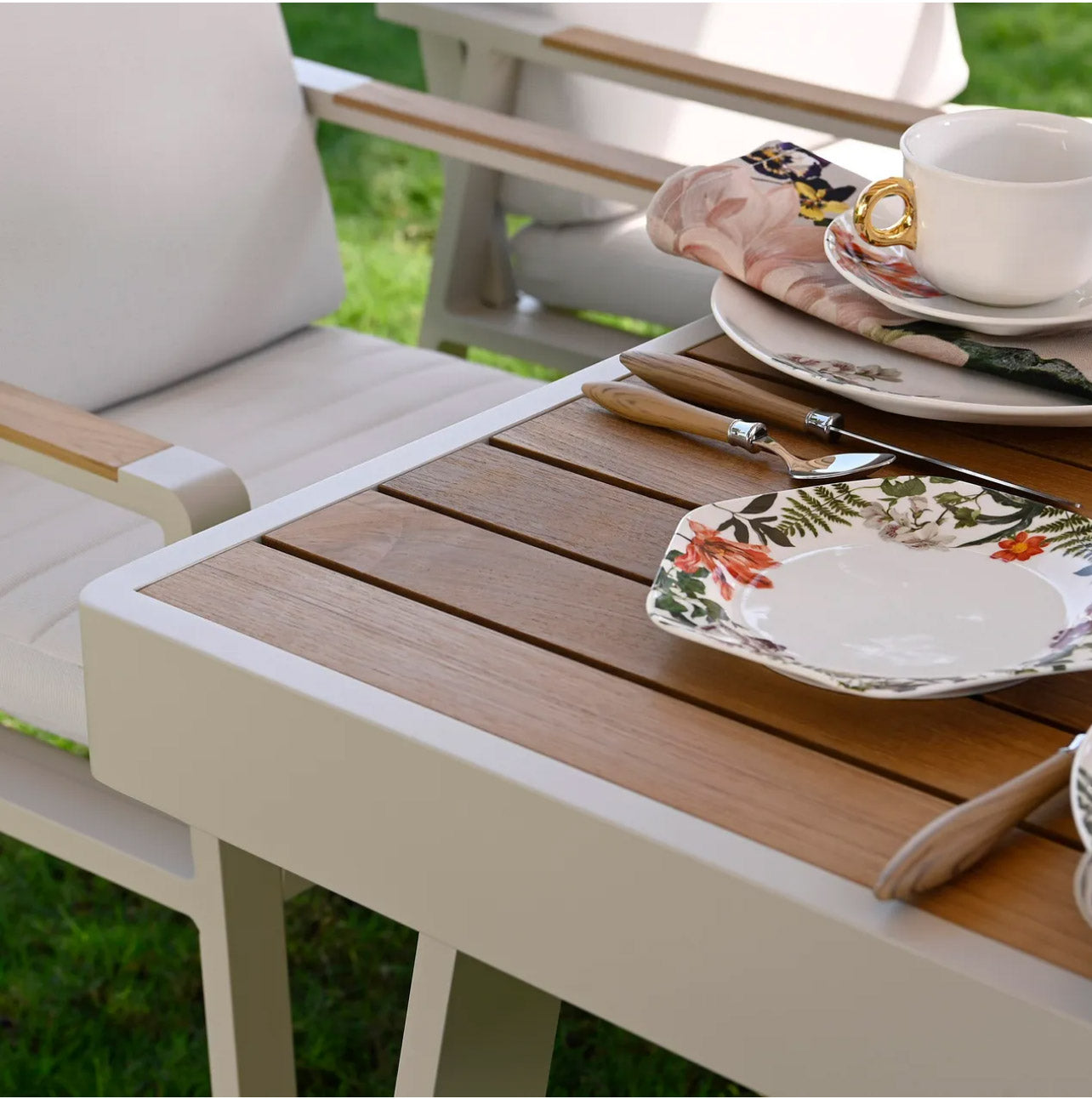 Table en teck FSC et aluminium haut de gamme blanc mat avec chaise assortie, coussins en tissu oléfine beige à housse.