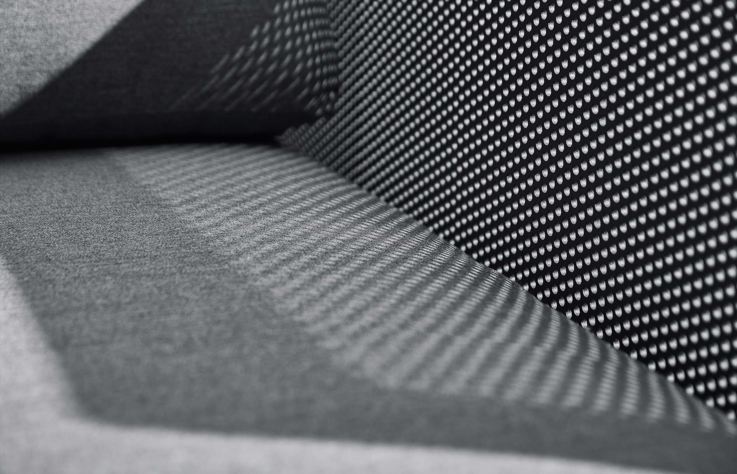 Détail du coussin en tissu Oléfine gris foncé avec mousse QuikDry, assise durable et élégante pour salon de jardin. 