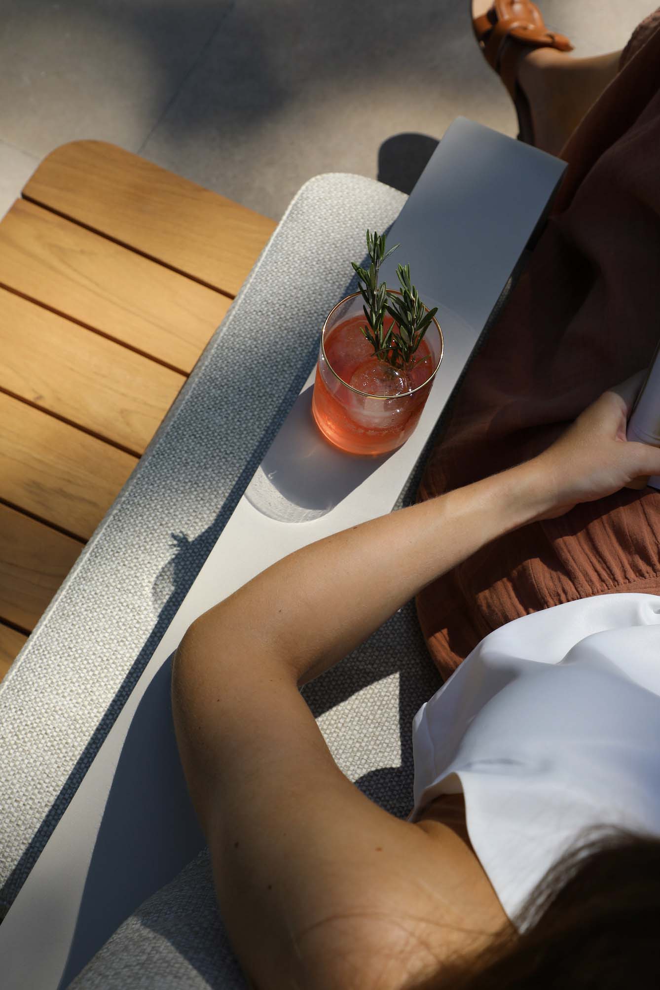 Salon de jardin compact avec accoudoir en aluminium design et plateau en Teck FSC, coussin en tissu 100% Sunproof Oléfine.