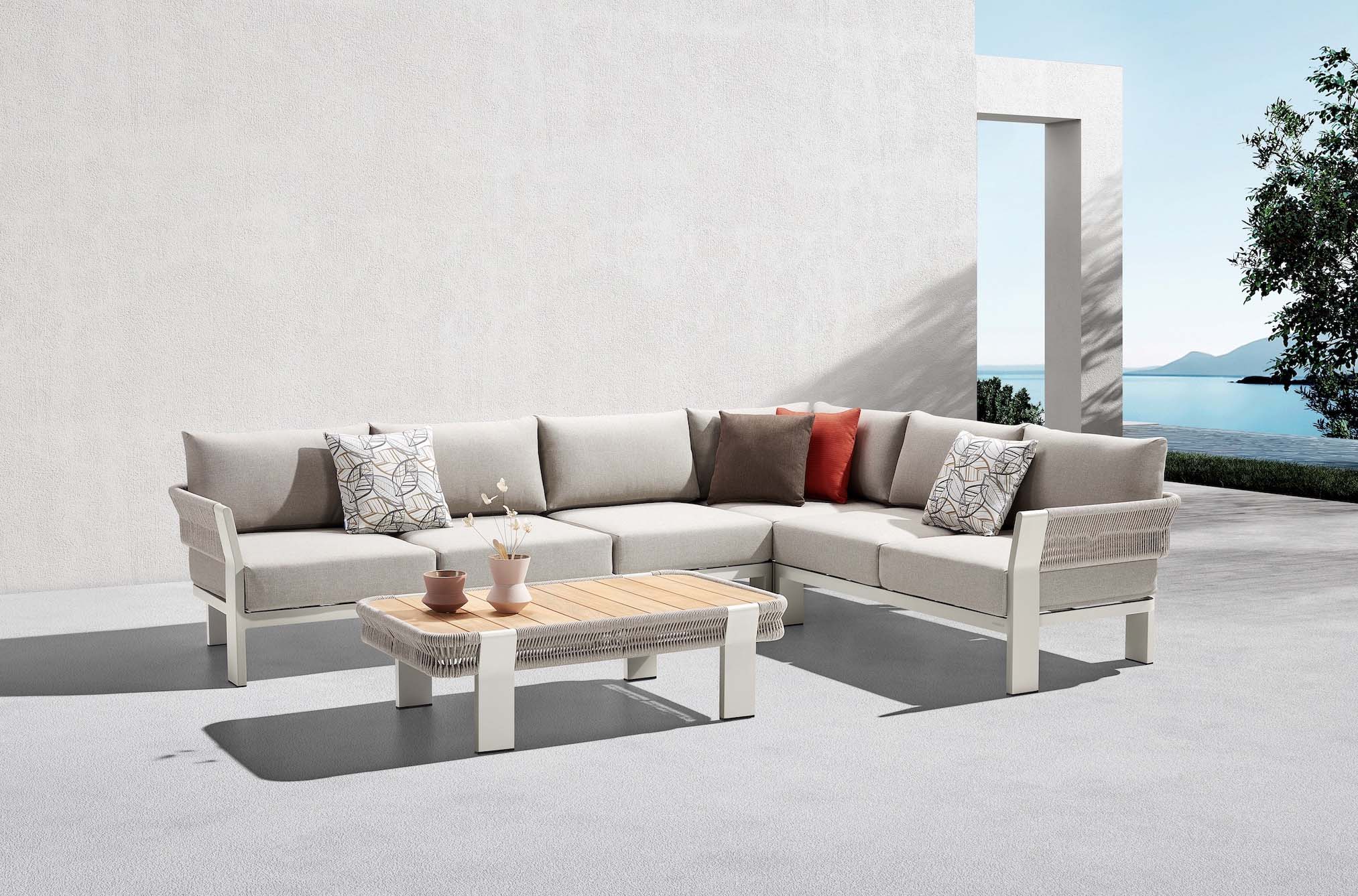 Canapé d'angle extérieur moderne en aluminium blanc et corde tressée beige, coussins déhoussables déperlants, table basse en teck.