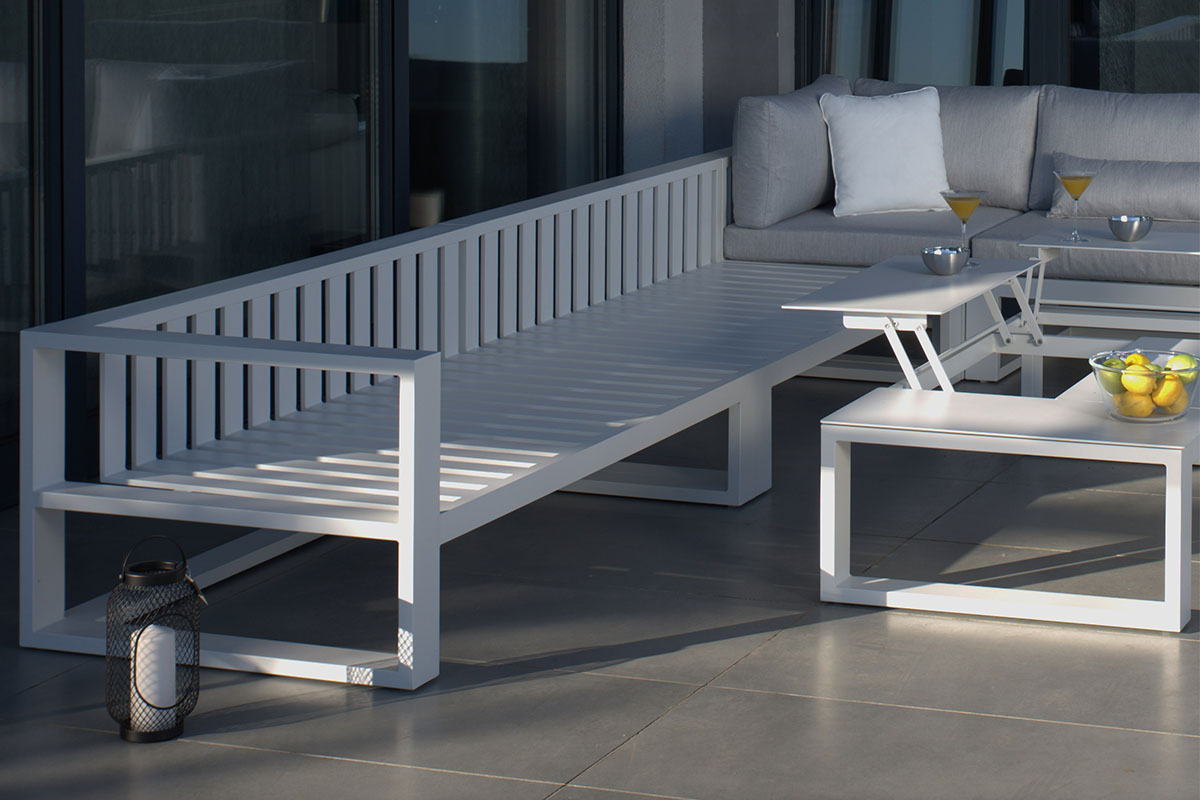 Salon d'angle luxe en aluminium haut de gamme gris clair, coussins en tissu 100% oléfine beige, table basse et fauteuils.