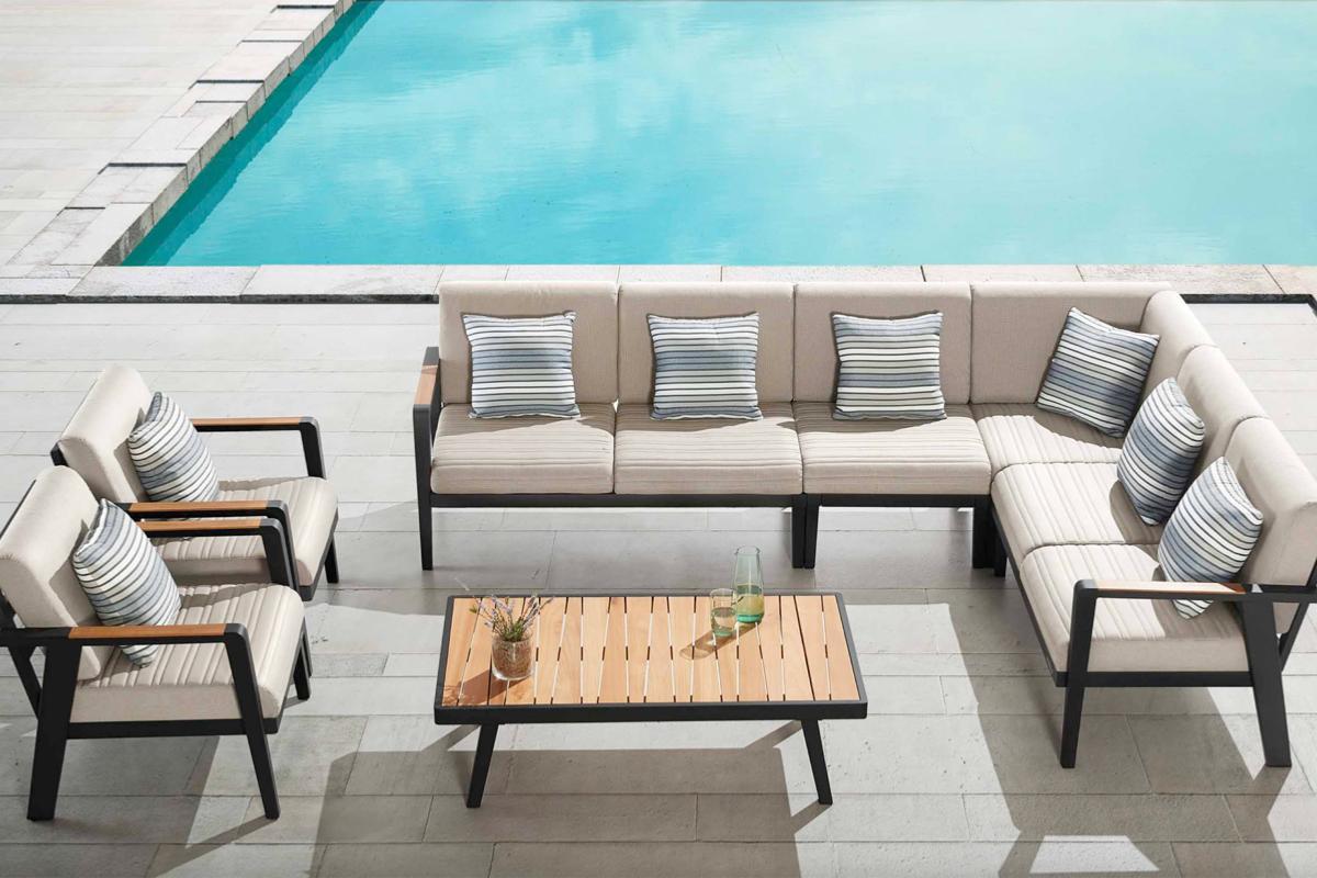 Salon de jardin en aluminium haut de gamme noir mat avec coussins en tissu oléfine beige, housses déperlantes.